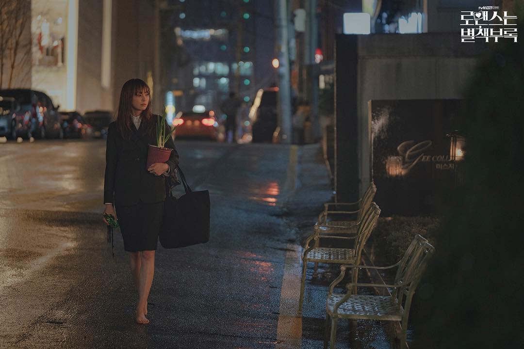 李奈映在《羅曼史是別冊附錄》裡遭遇失婚、失業，連房子都沒得住的窘境。（翻攝自tvN Drama IG)