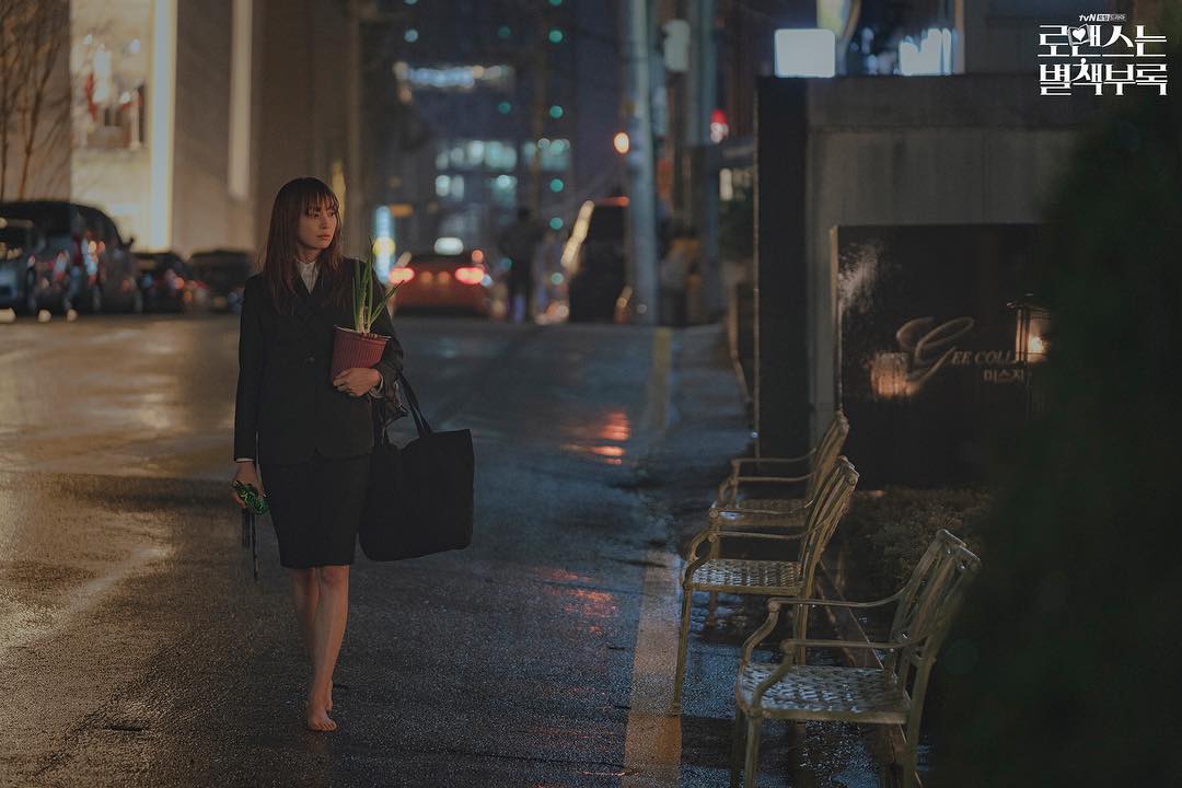 李奈映在《羅曼史是別冊附錄》裡遭遇失婚、失業，連房子都沒得住的窘境。（翻攝自tvN Drama IG)