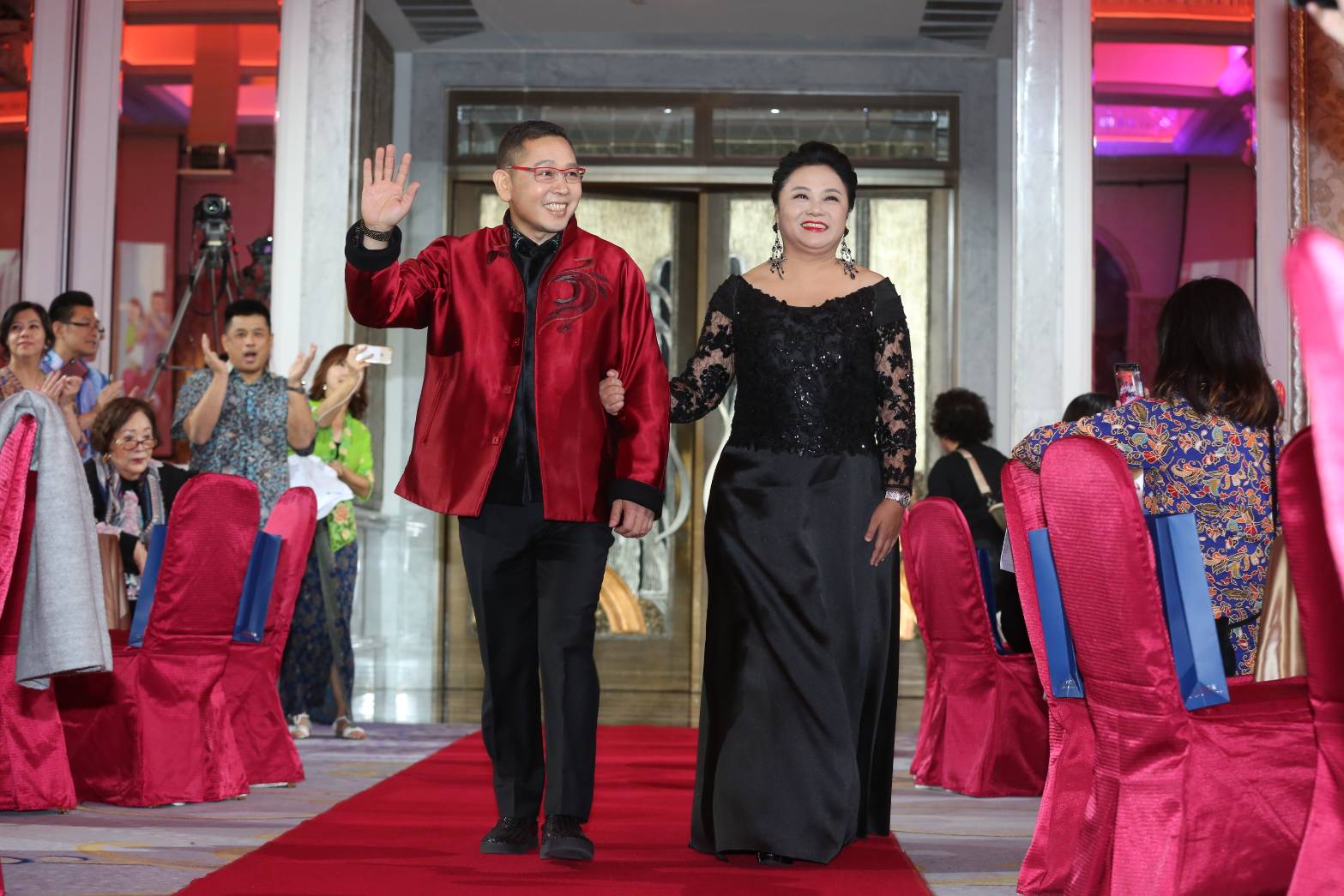 久久國際集團總裁王琇瑛（右）與翡翠王子胡焱榮（左）夫婦攜手舉辦慈善義賣。