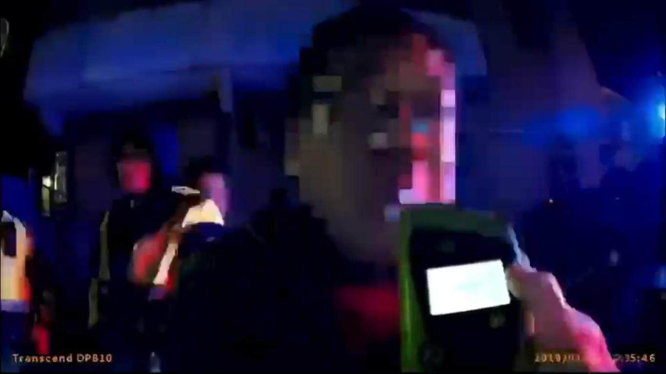 林男載女兒還酒駕，遭扣車告發。（翻攝畫面）