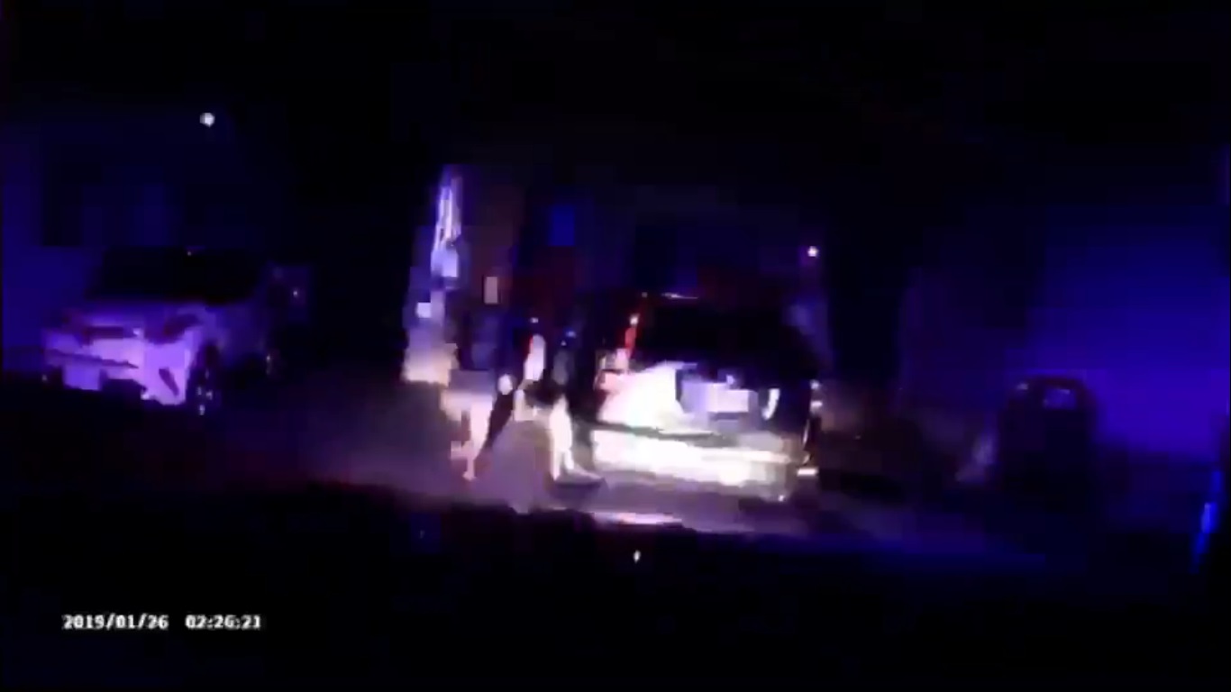 林男衝破路檢點還跑給警察追,鑽進無尾巷才下車就縛。(翻攝畫面)