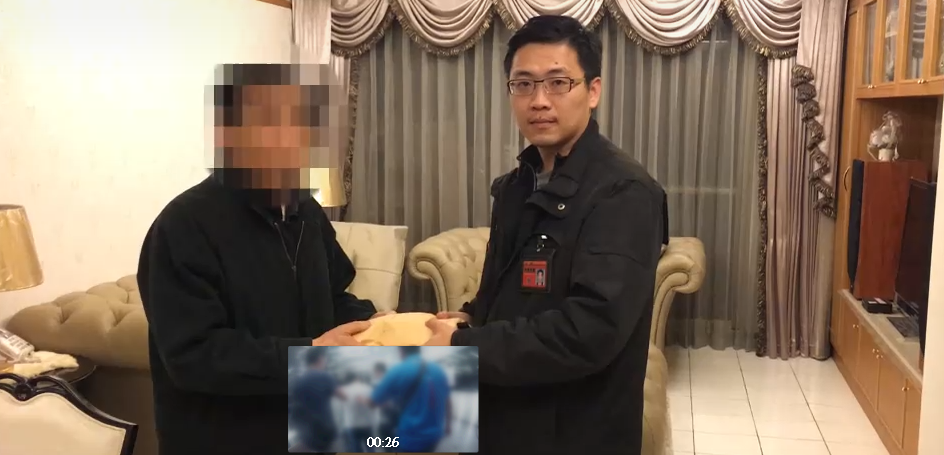 遭詐騙的老夫妻親自感謝警方幫忙將百萬元追回。(刑事局提供)