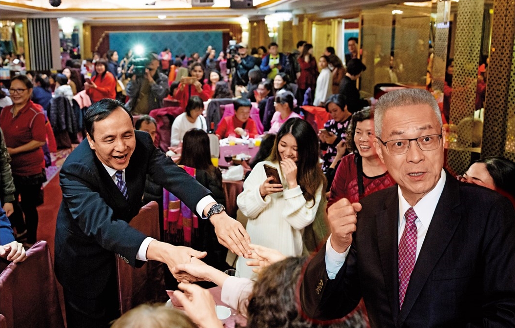 朱立倫跑尾牙場人氣頗旺，民眾爭先拍照。而國民黨總統提名機制尚未定案，傳挺吳派運作拉高黨員投票比例。