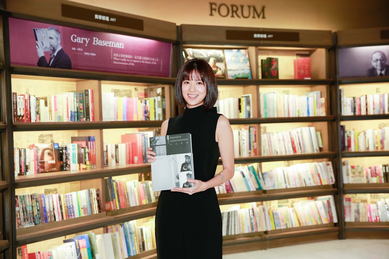 林予晞開心分享她的攝影集。