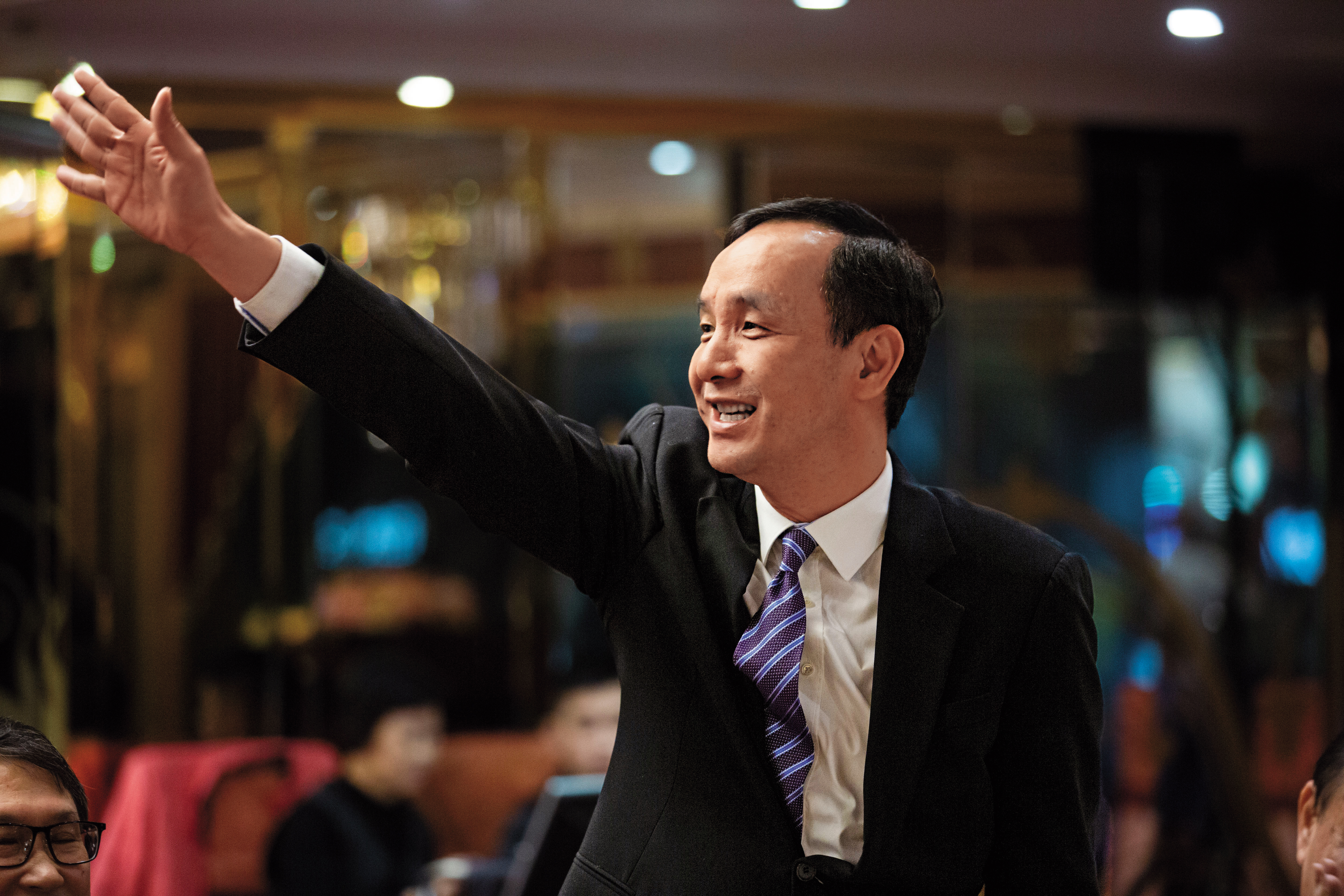 前新北市長朱立倫27日展開發紅包行程，有意替選情加溫。