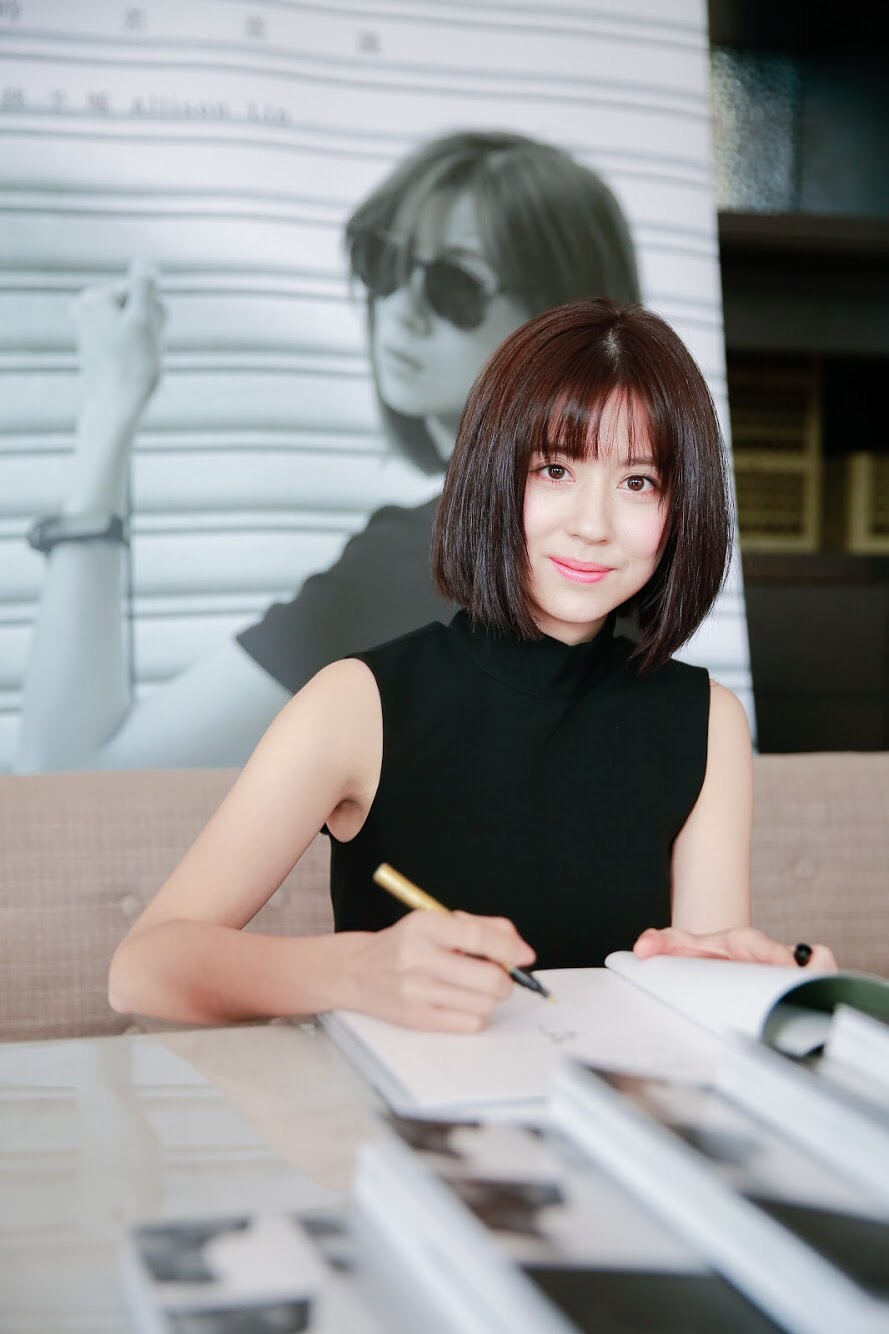 林予晞辦簽書會跟粉絲分享出書喜悅。