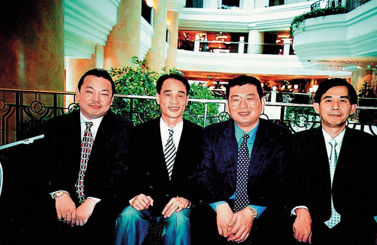 興富發在1999年時以宏巨建設名義上市,20年後集團市值已翻了300倍,右2為鄭欽天。(聯合知識庫)