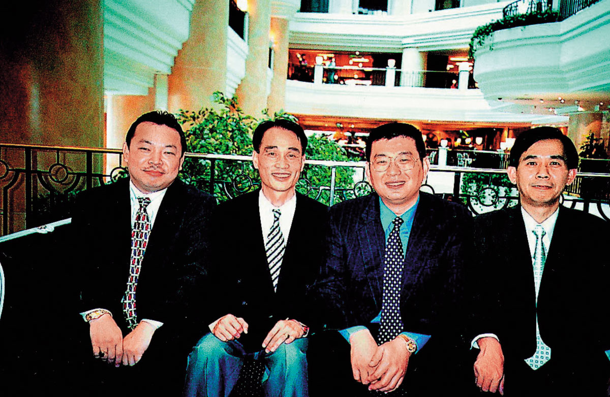 興富發在1999年時以宏巨建設名義上市，20年後集團市值已翻了300倍，右2為鄭欽天。（聯合知識庫）