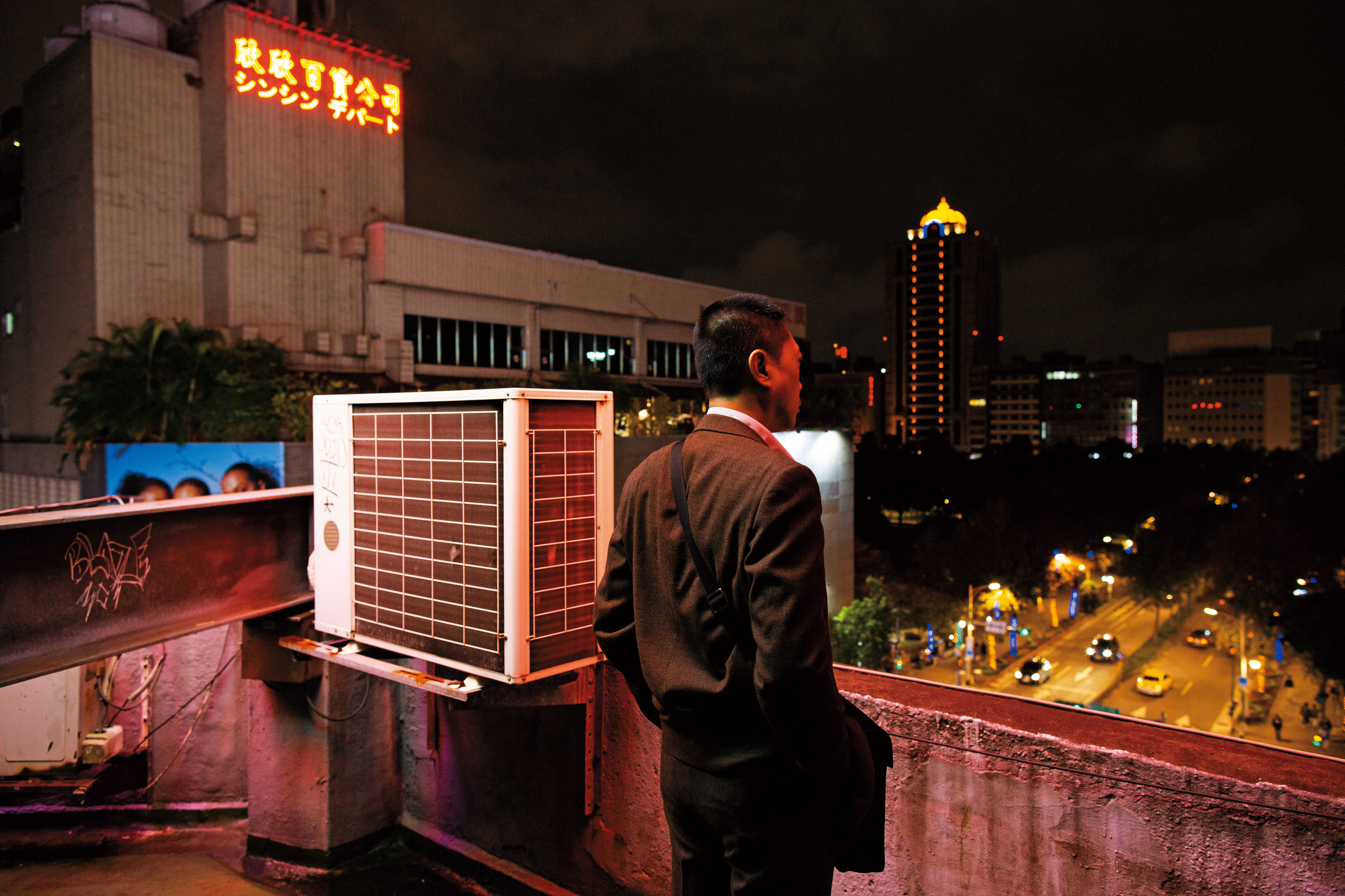 郭先生曾是營造公司老闆， 年輕時過著花天酒地、紙醉金迷的生活。