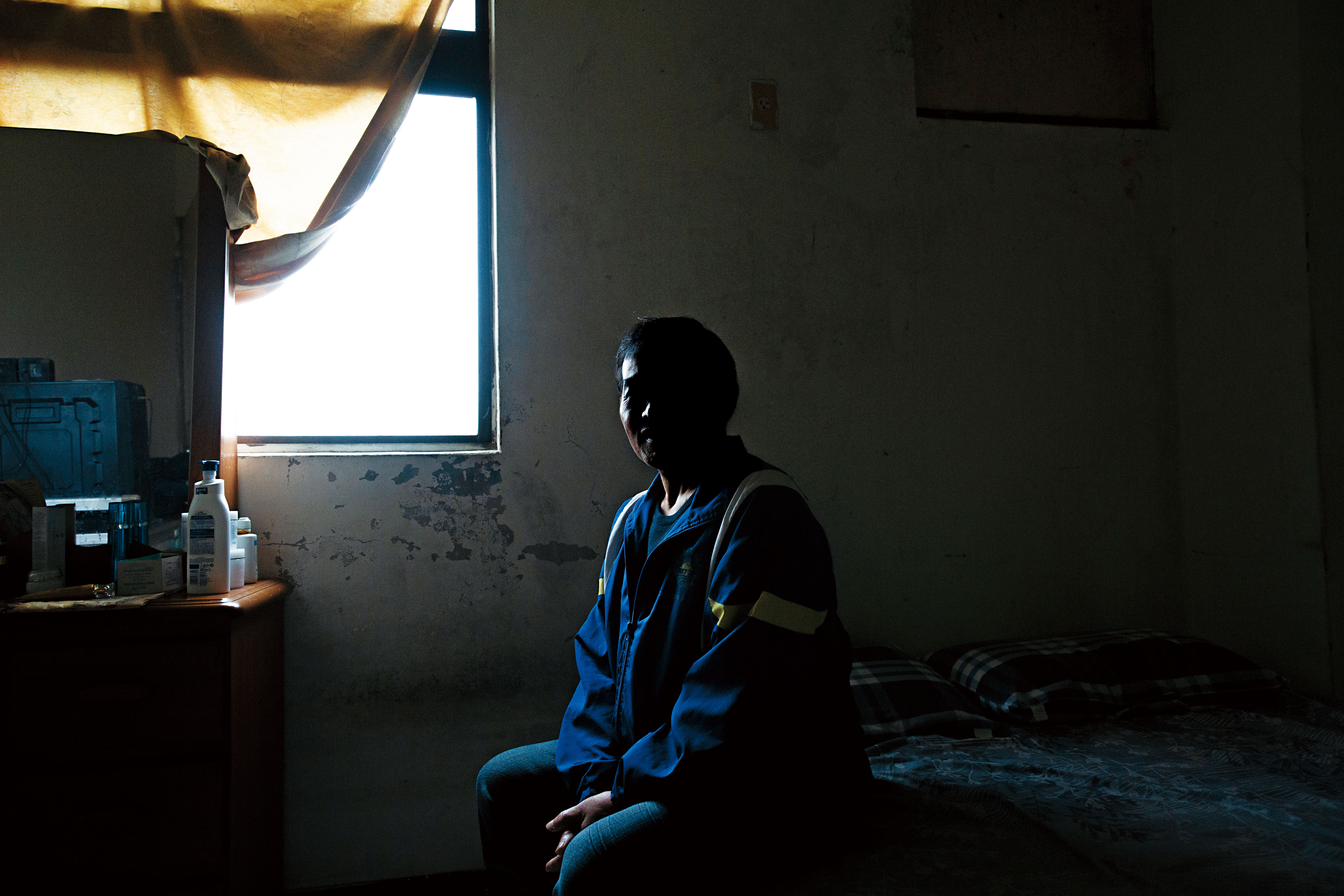 王先生是布農族原住民，從小自卑，喝酒後才敢跟人說話。