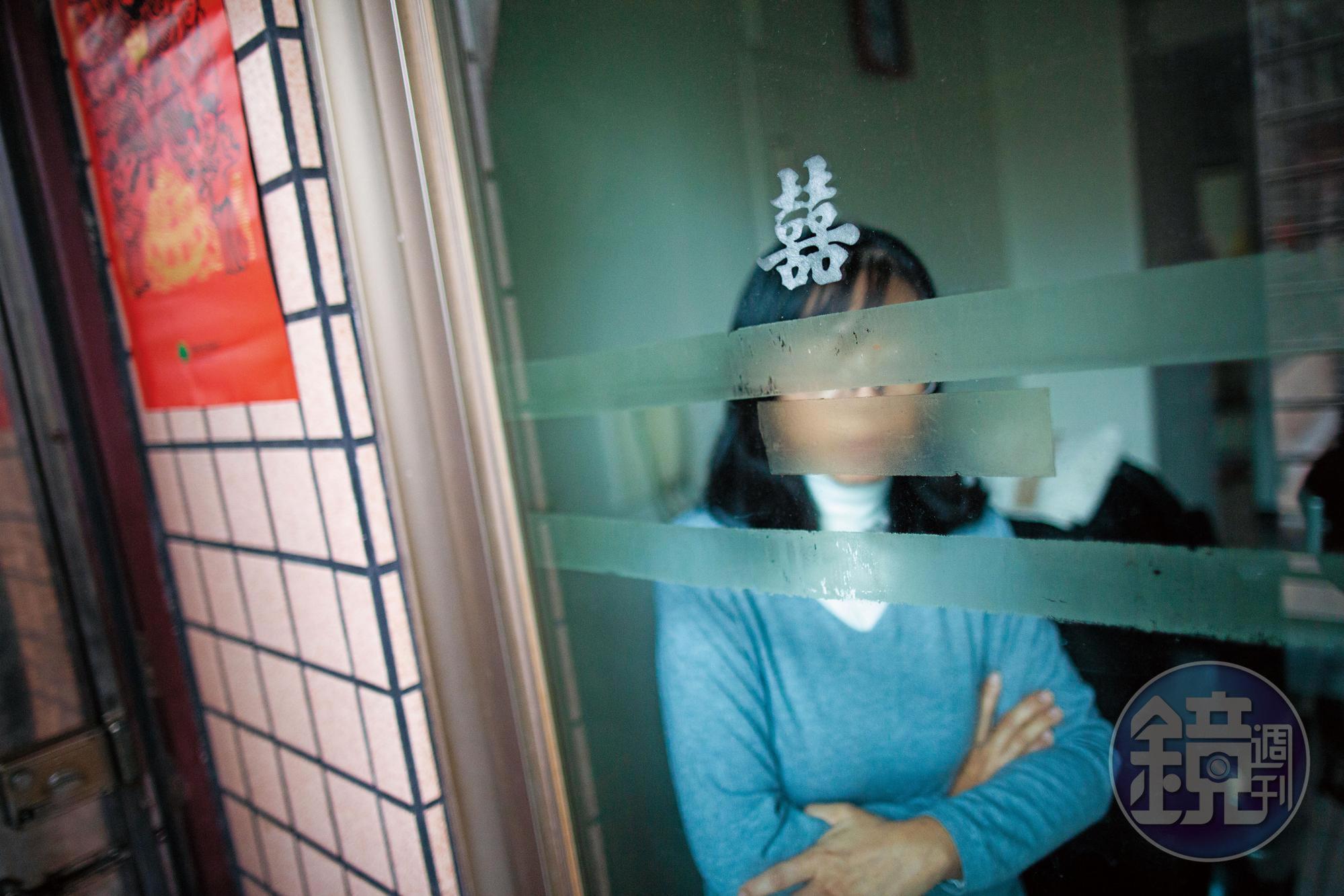 曾小姐回到老家, 回憶過去喝醉時就睡在陽台上、馬桶邊。