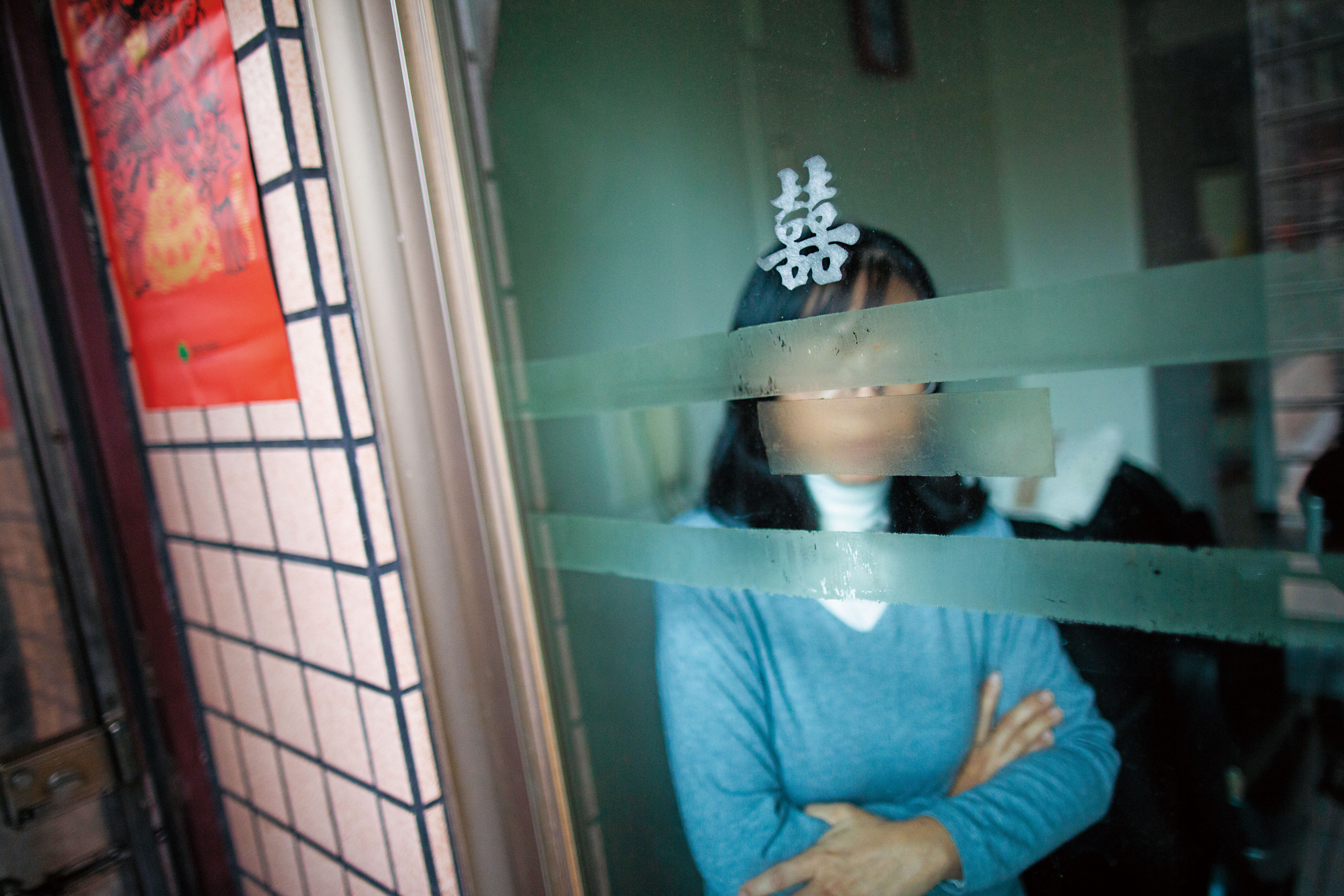 曾小姐回到老家，回憶過去喝醉時就睡在陽台上、馬桶邊。