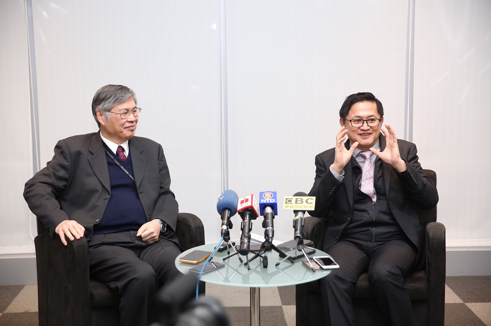 和碩大家長童子賢與執行長廖賜政一起現身尾牙，接受媒體訪問。