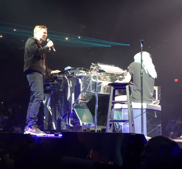 布萊德利庫柏驚喜現身女神卡卡的賭城駐唱，兩人並合唱夯曲〈Shallow〉。（翻攝自joeymonroe IG影片）