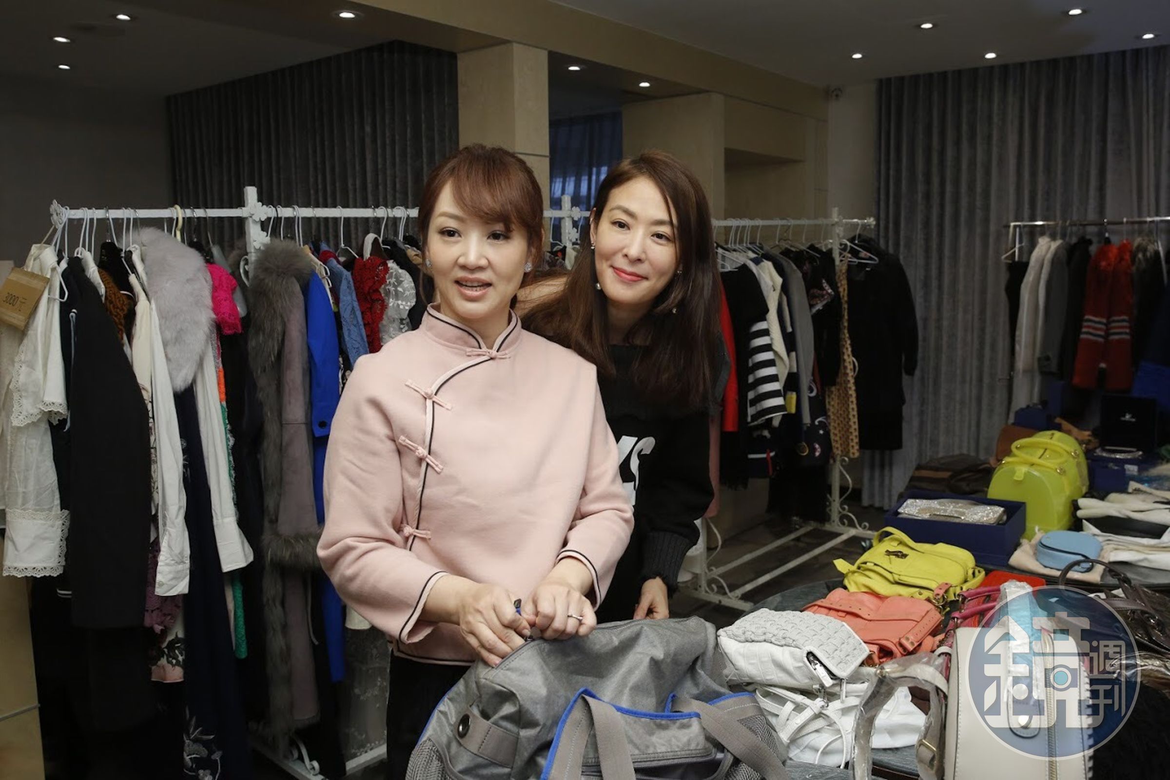 賈永婕和郁方一早就在店裡整理衣物。