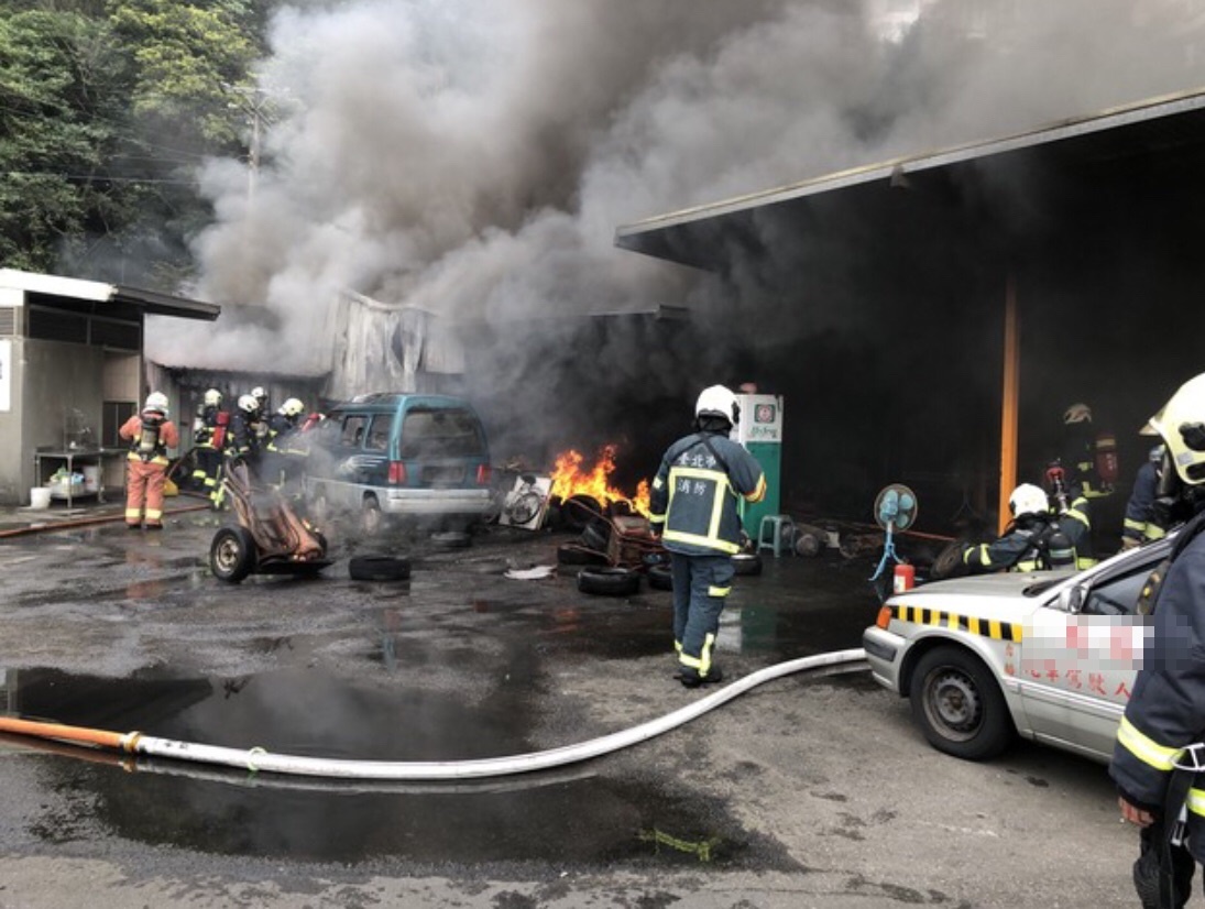 汐止汽修廠突然起火，消防出動大量人力撲滅。（翻攝畫面）