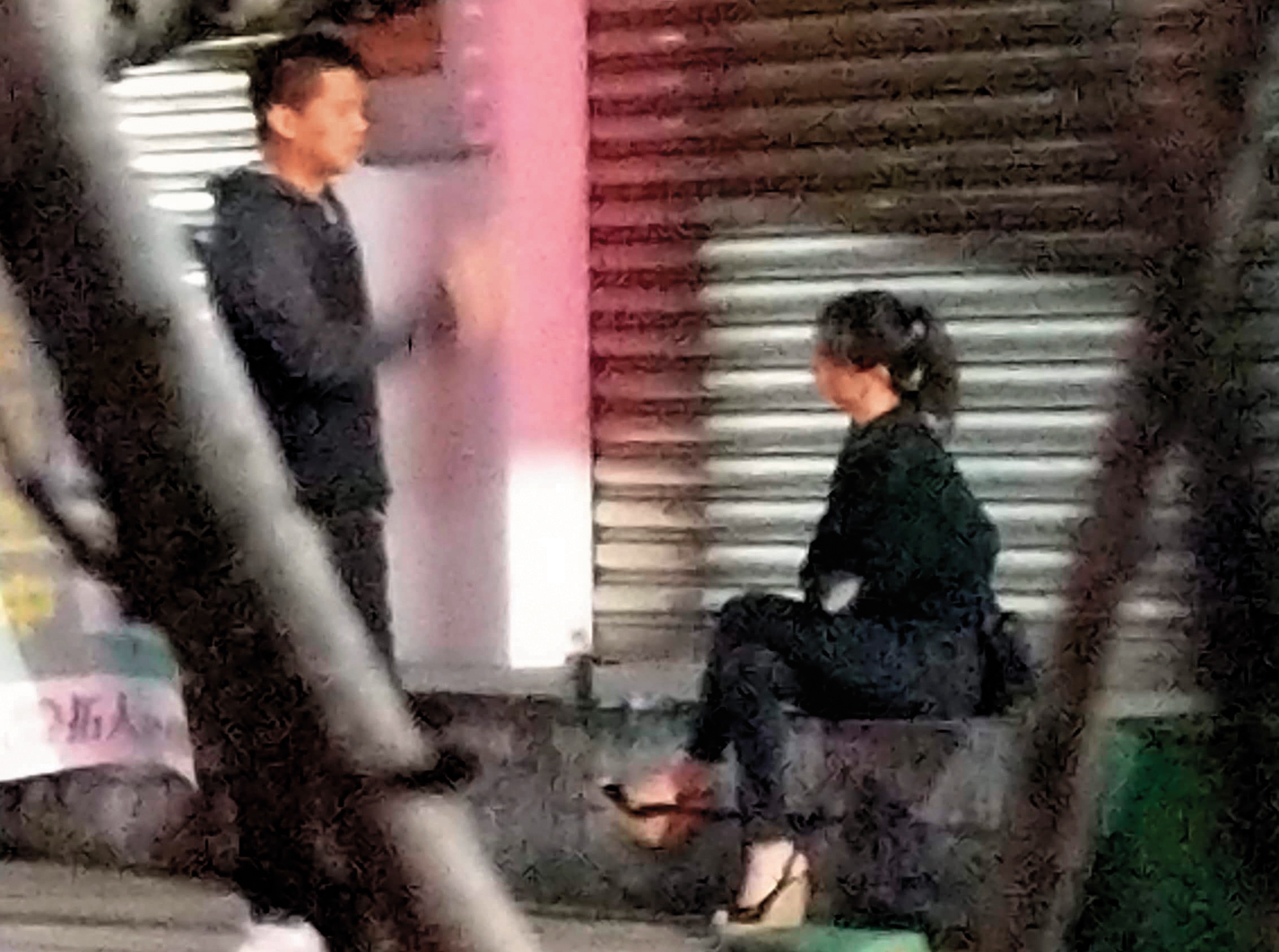 1/19　23：35　李晶晶與熟男男友在大直的路邊說話，兩人似乎有小爭執。（讀者提供）