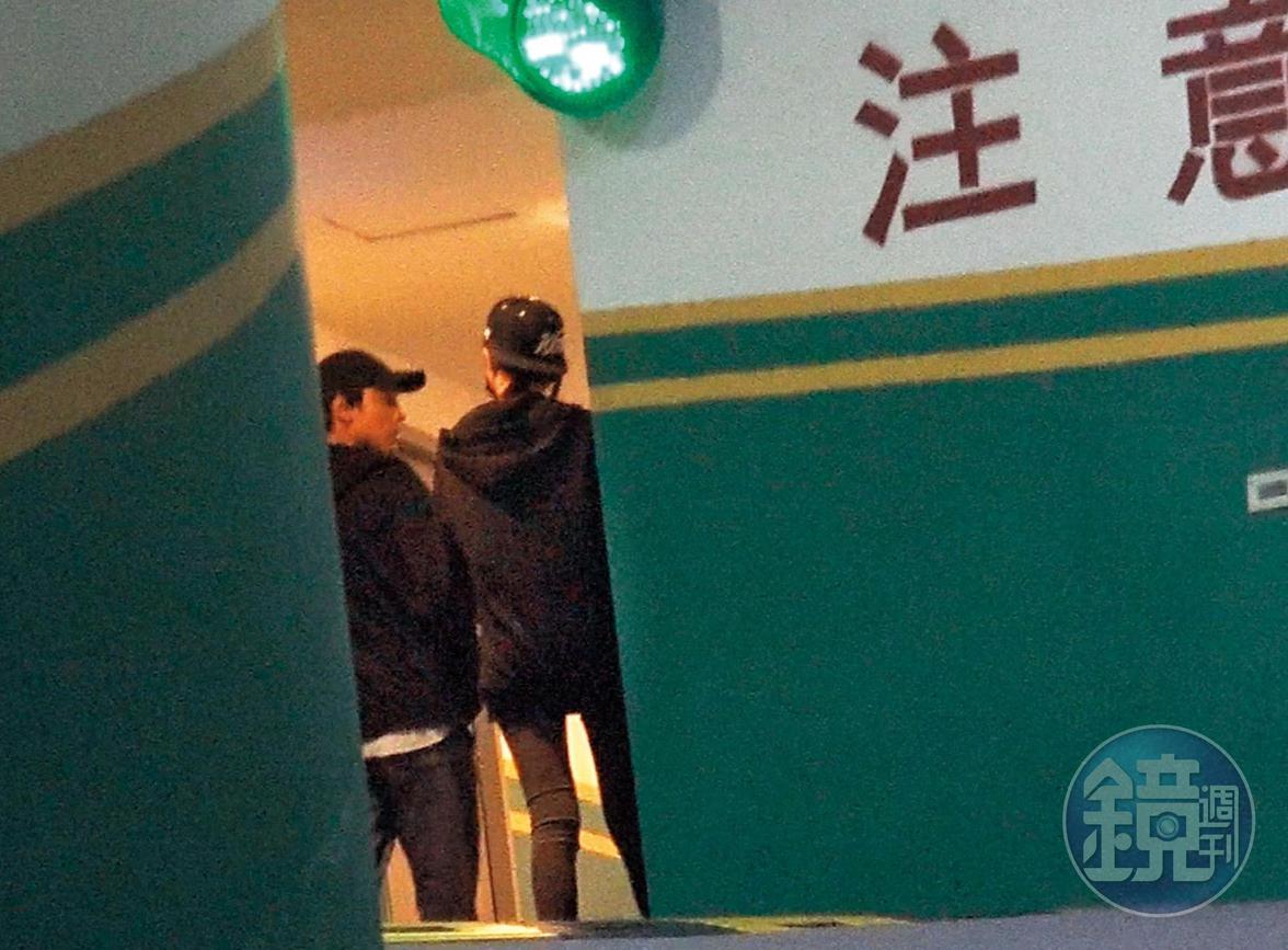 之前本刊就曾接到爆料,郭雪芙也會開車到宮以騰家,而且車子就停在男生的車位上。郭雪芙與宮以騰邊走邊聊進男生家,待了好幾小時才離開。
