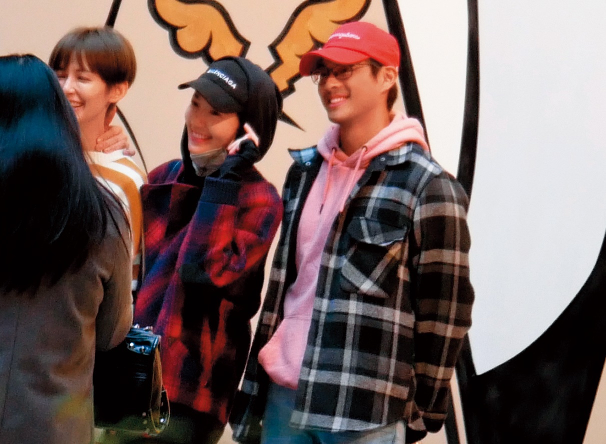 本刊直擊，孫其君背著女友，開著車，連續兩天睡進郭雪芙家，兩人還戴情侶帽、穿情侶衣。