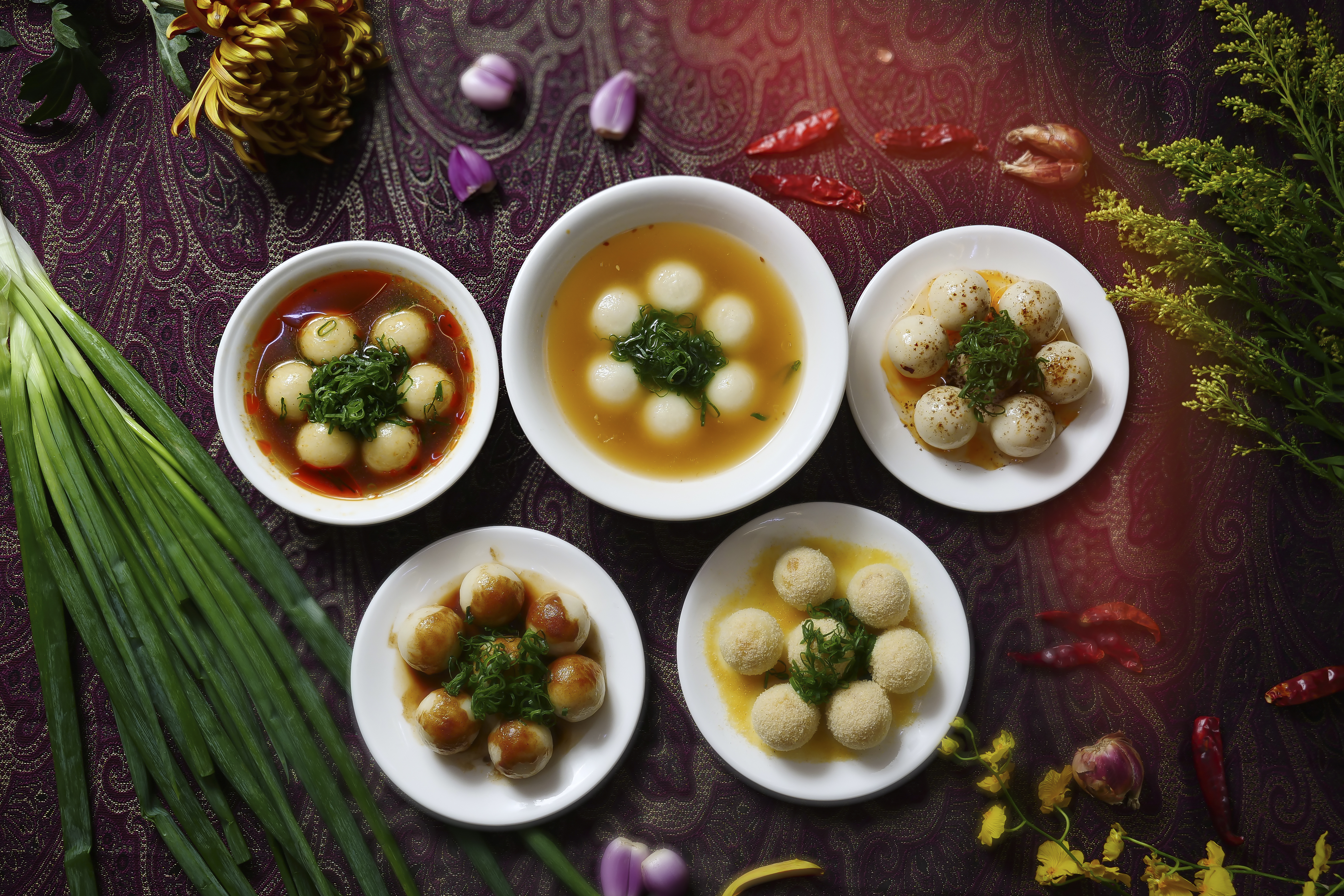 「吉祥湯圓（湯）」（左上開始順時針）「如意湯圓（湯）」「麻辣湯圓」「香奶湯圓」「麻醬湯圓」，以多款醬汁為鹹肉湯圓添味，富饒趣味。（80元／湯；70元／乾）