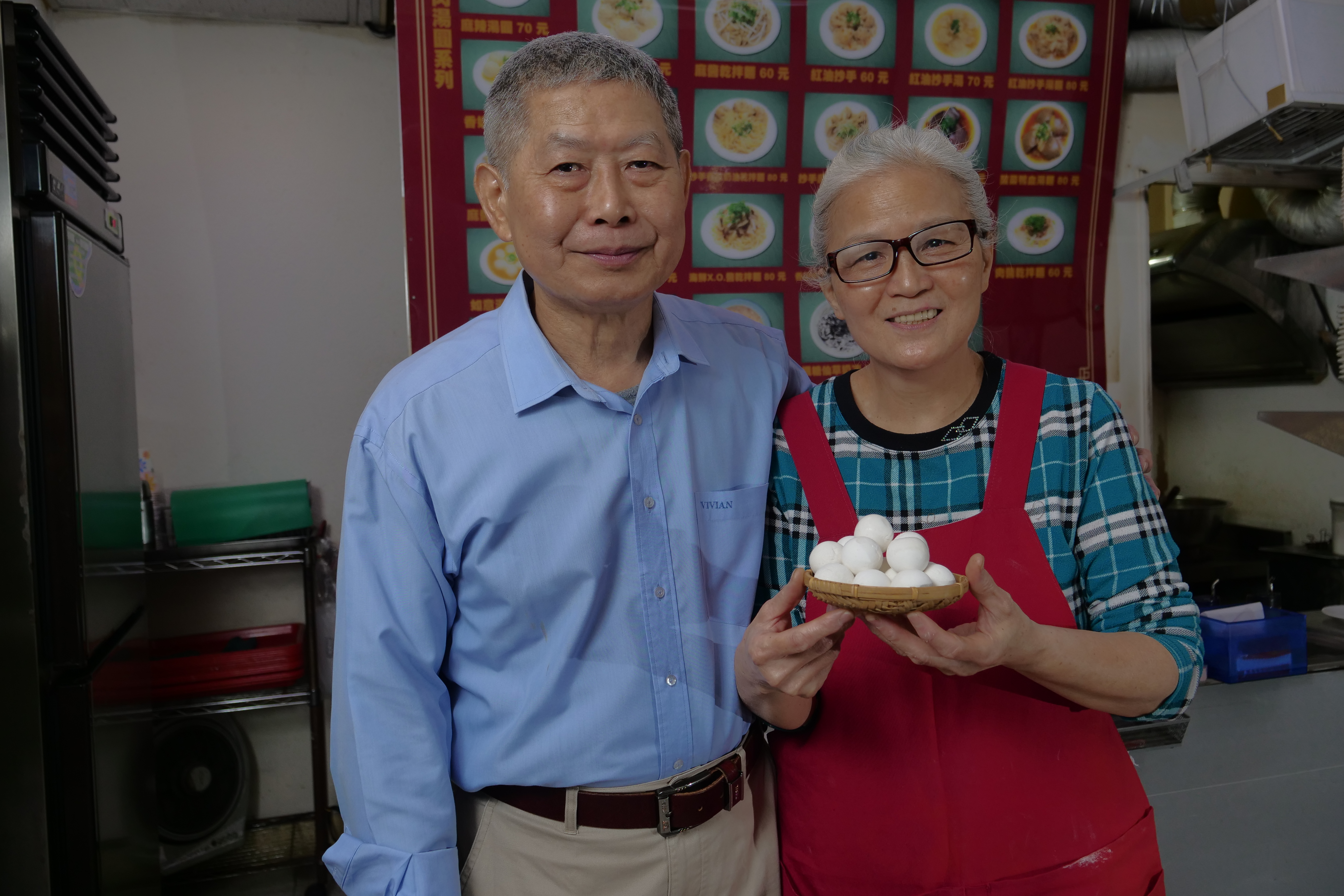 老闆娘陳娟梅（右）為先生陳國豪（左）煮的四川家鄉味，成了麵店招牌風味。