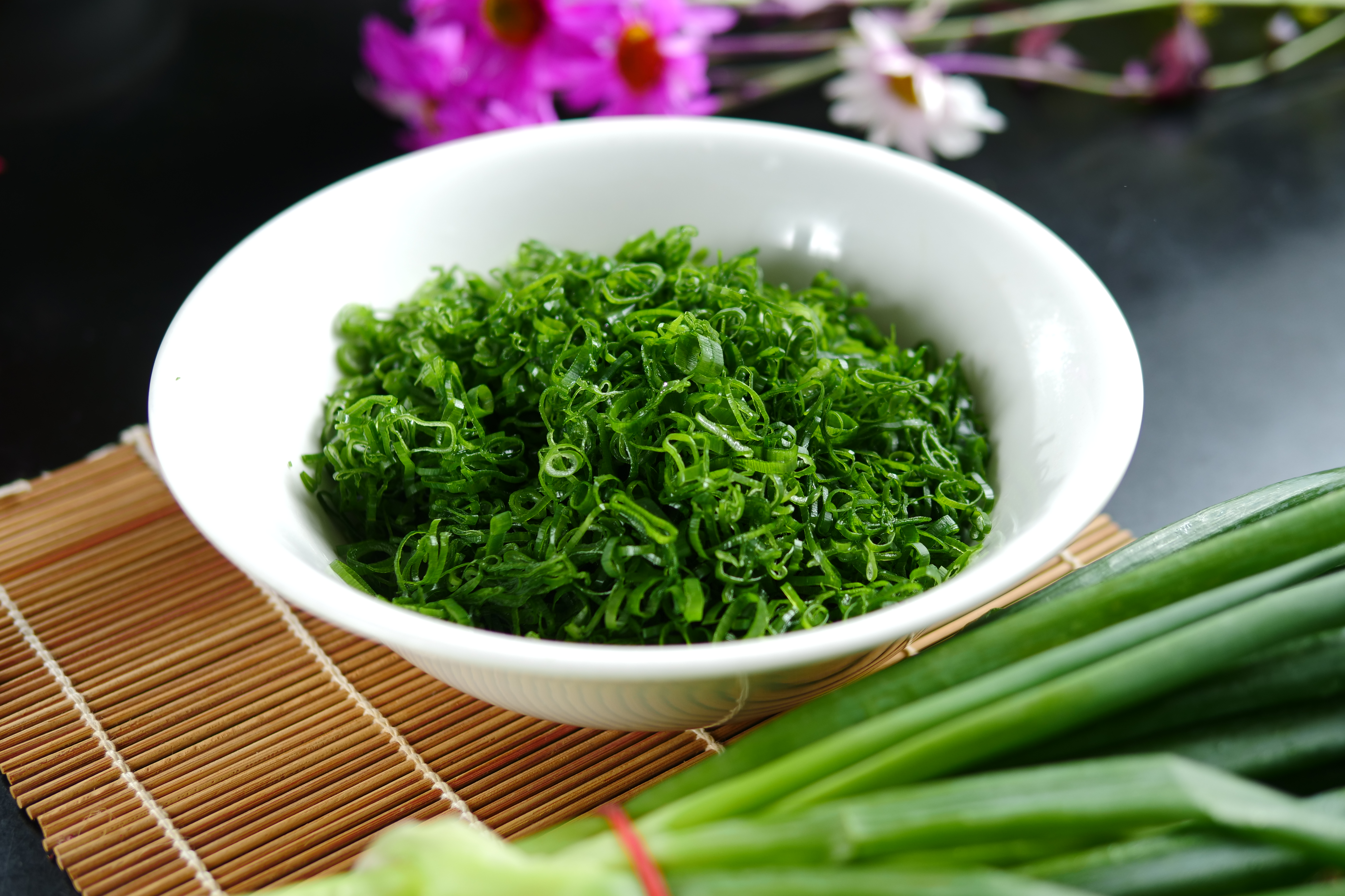 這裡麵食特色除以多款自製醬料入菜，另一大特色就是會灑上大量蔥花。