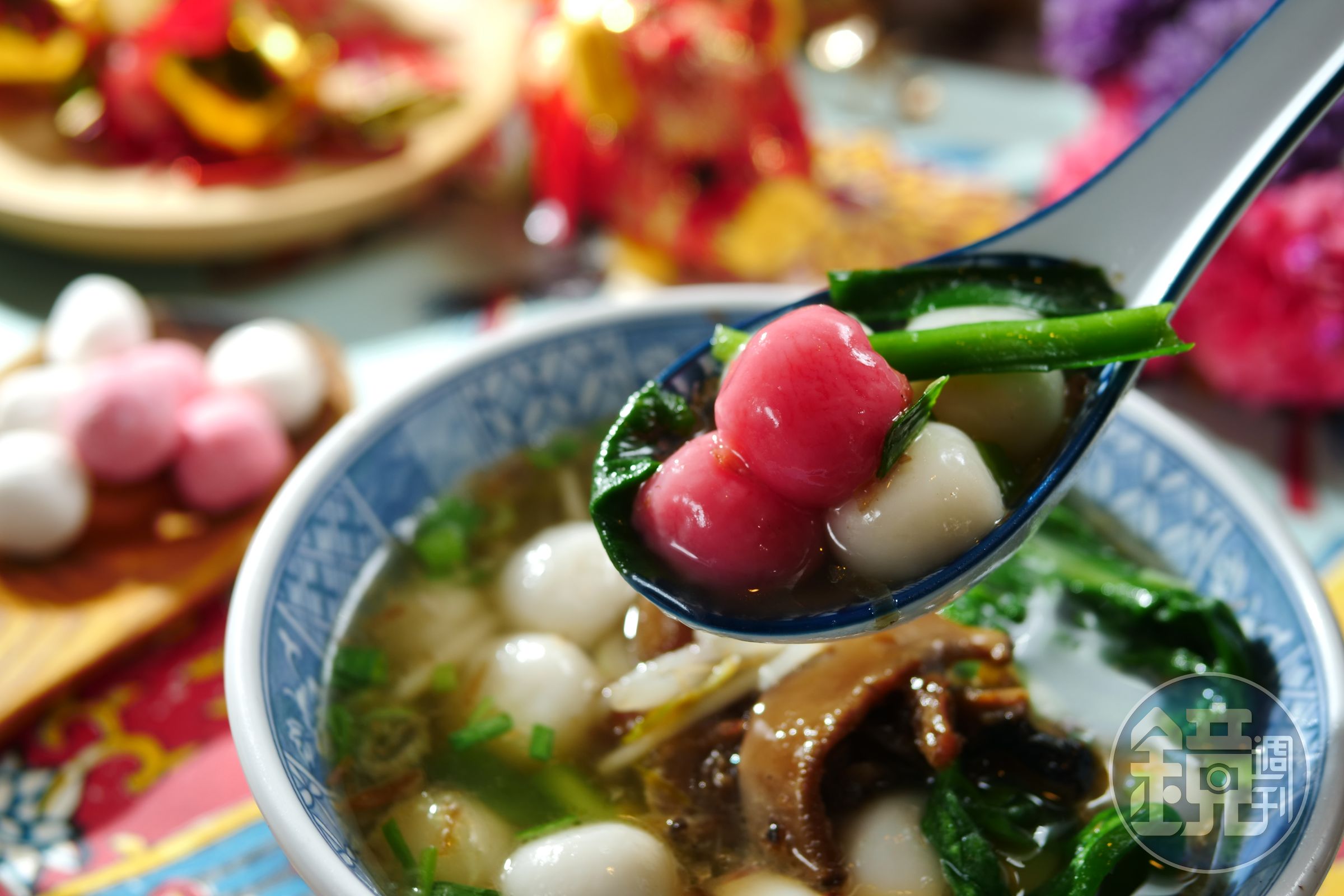 以自製香菇油蔥煮湯底的「客家紅白鹹湯圓」，香潤惹味。（80元／碗）