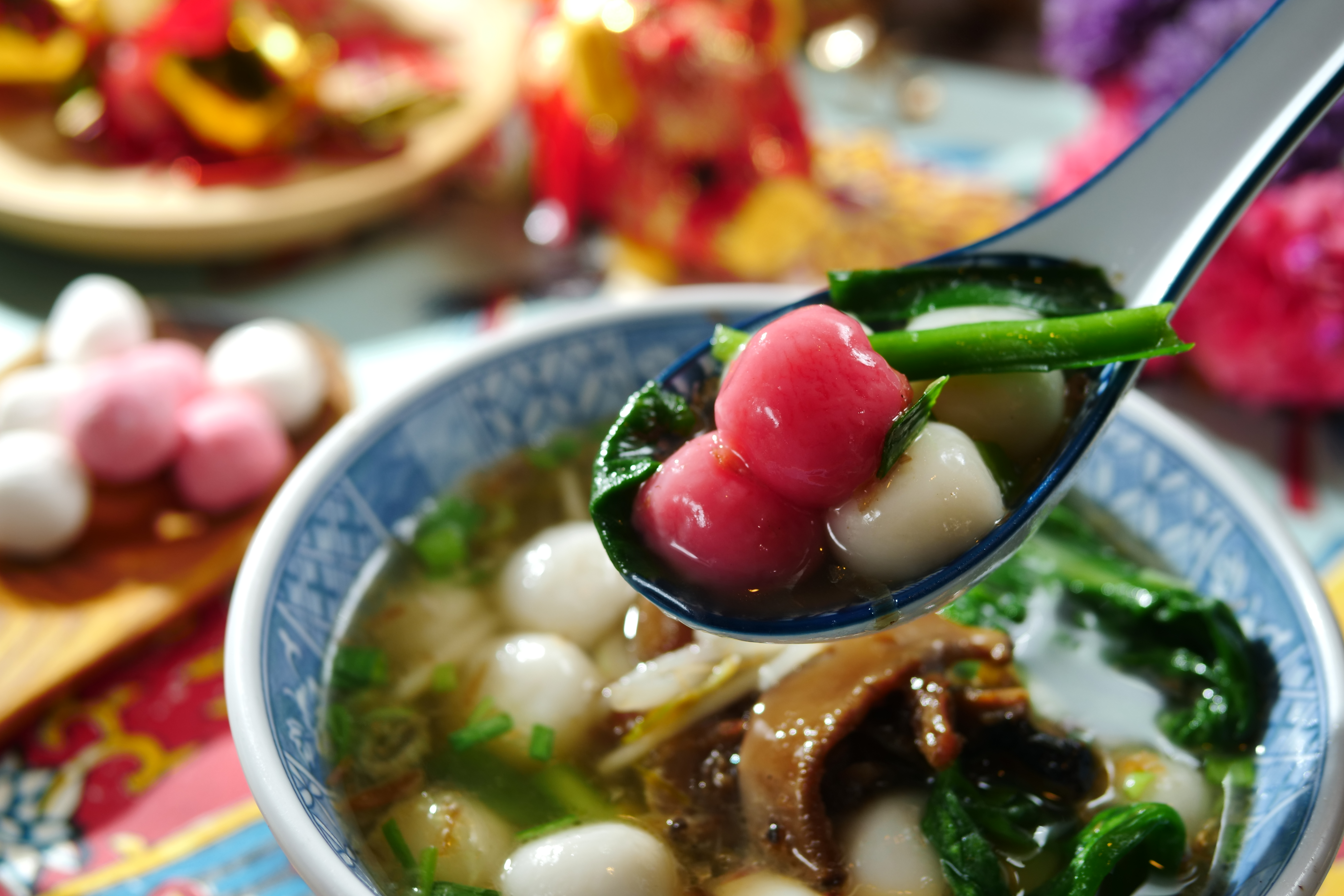 以自製香菇油蔥煮湯底的「客家紅白鹹湯圓」，香潤惹味。（80元／碗）