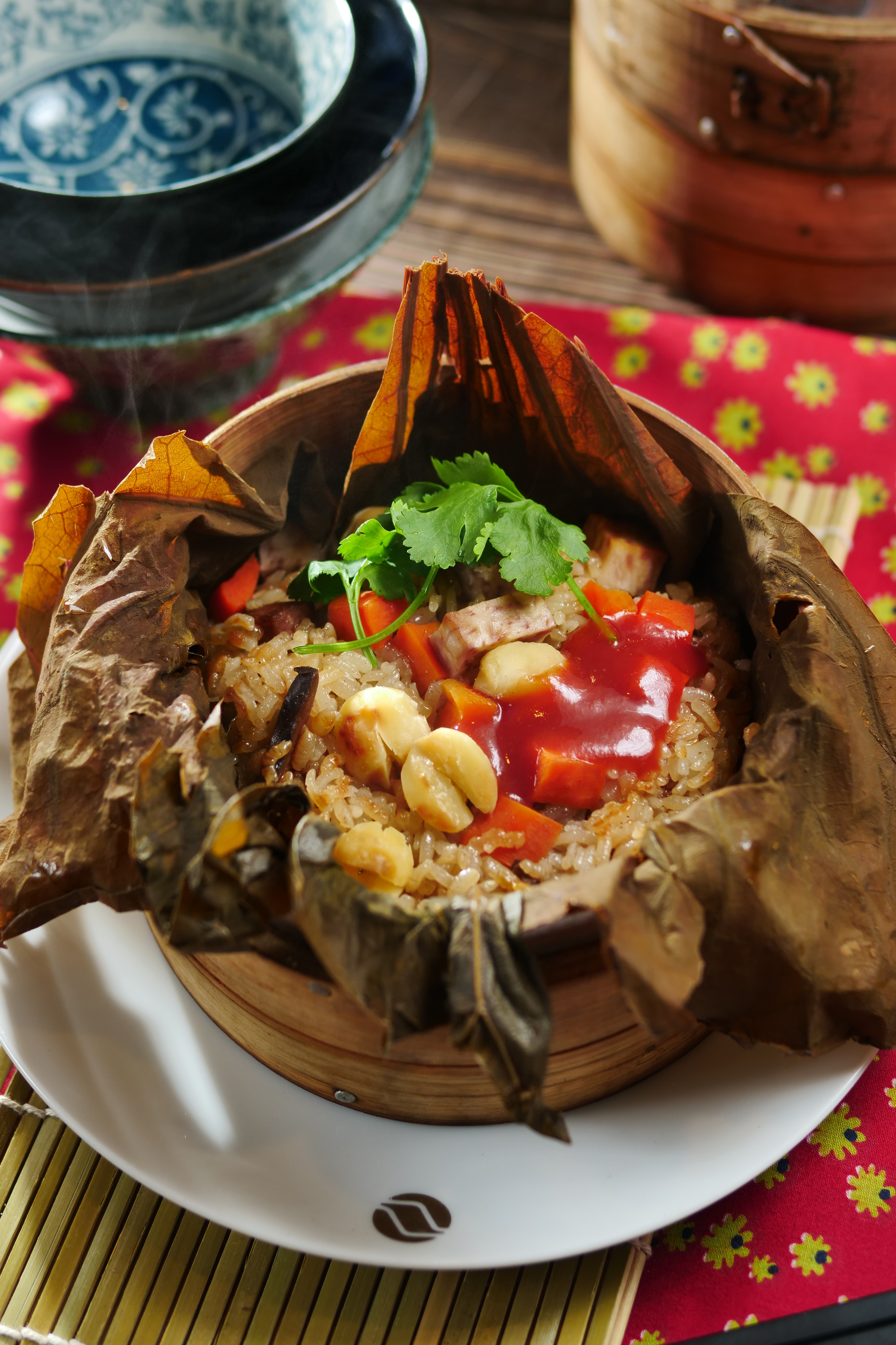 以口感分明的糯米、芋頭和蓮子燜蒸的「荷葉蓮子飯」，荷香清雅。（80元／份）