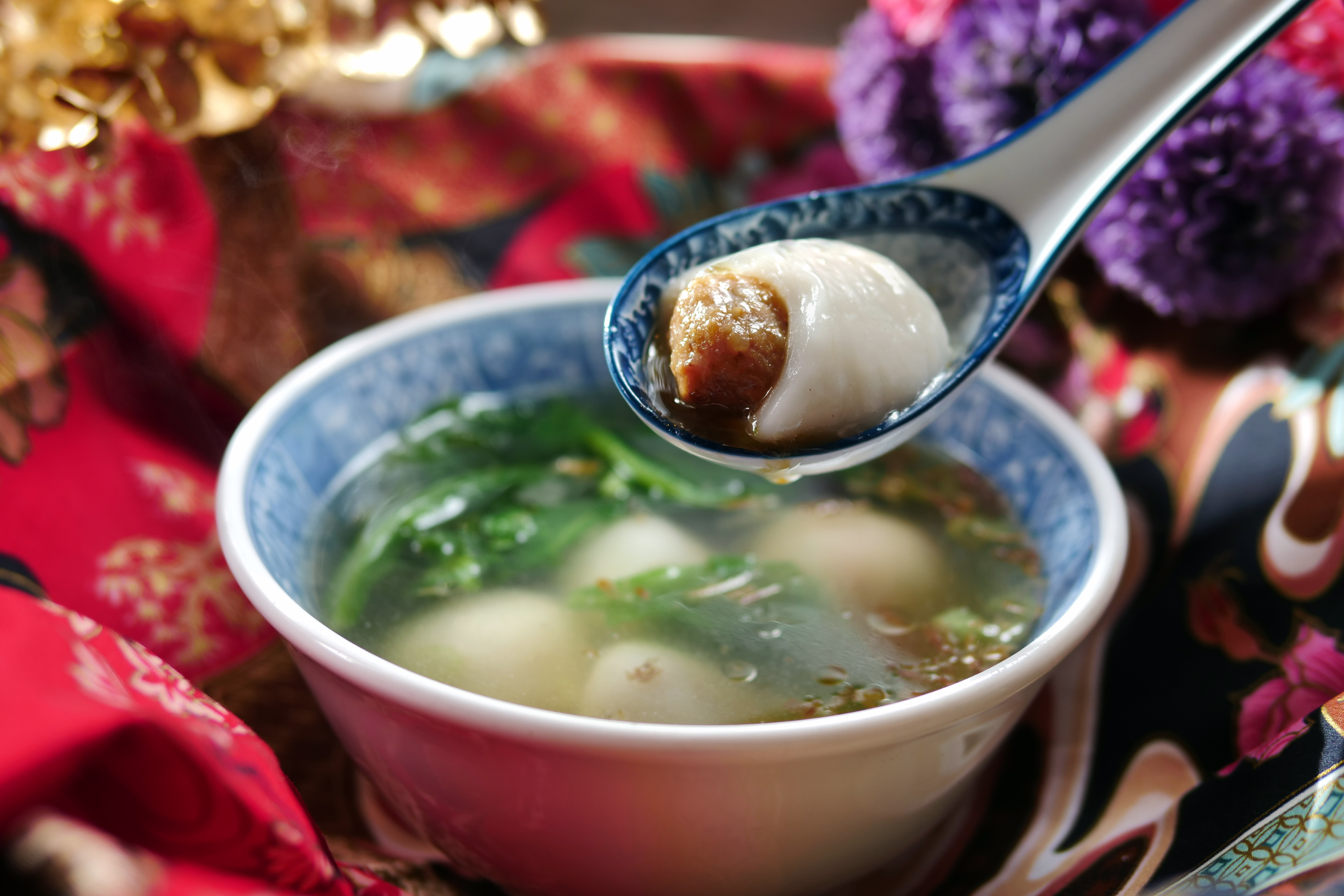 加茼蒿、油蔥的「鮮肉鹹湯圓」，肉餡鹹香彈實。（80元／碗）