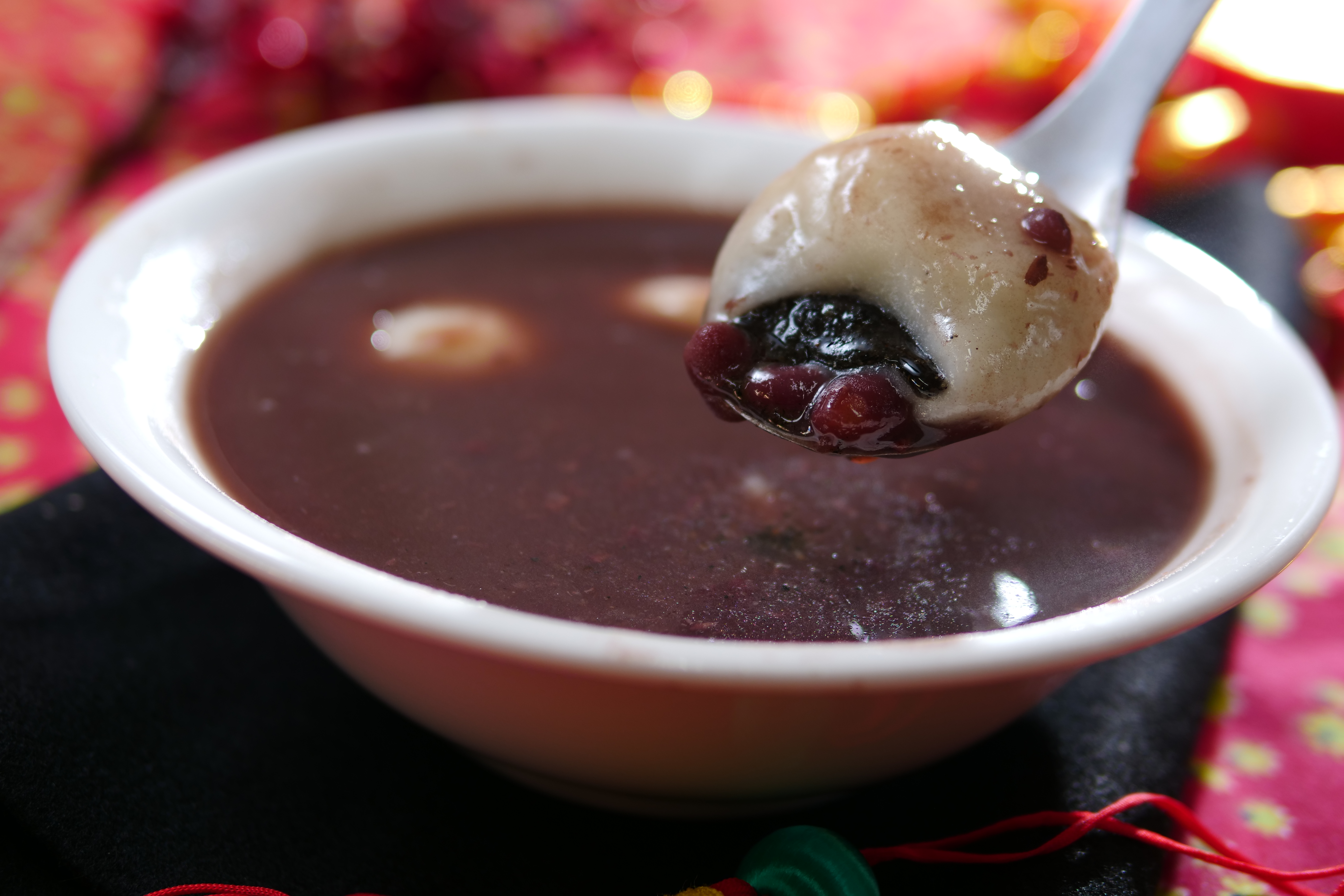 「紅豆湯芝麻湯圓」豆香與芝麻焦香互襯。（60元／碗）