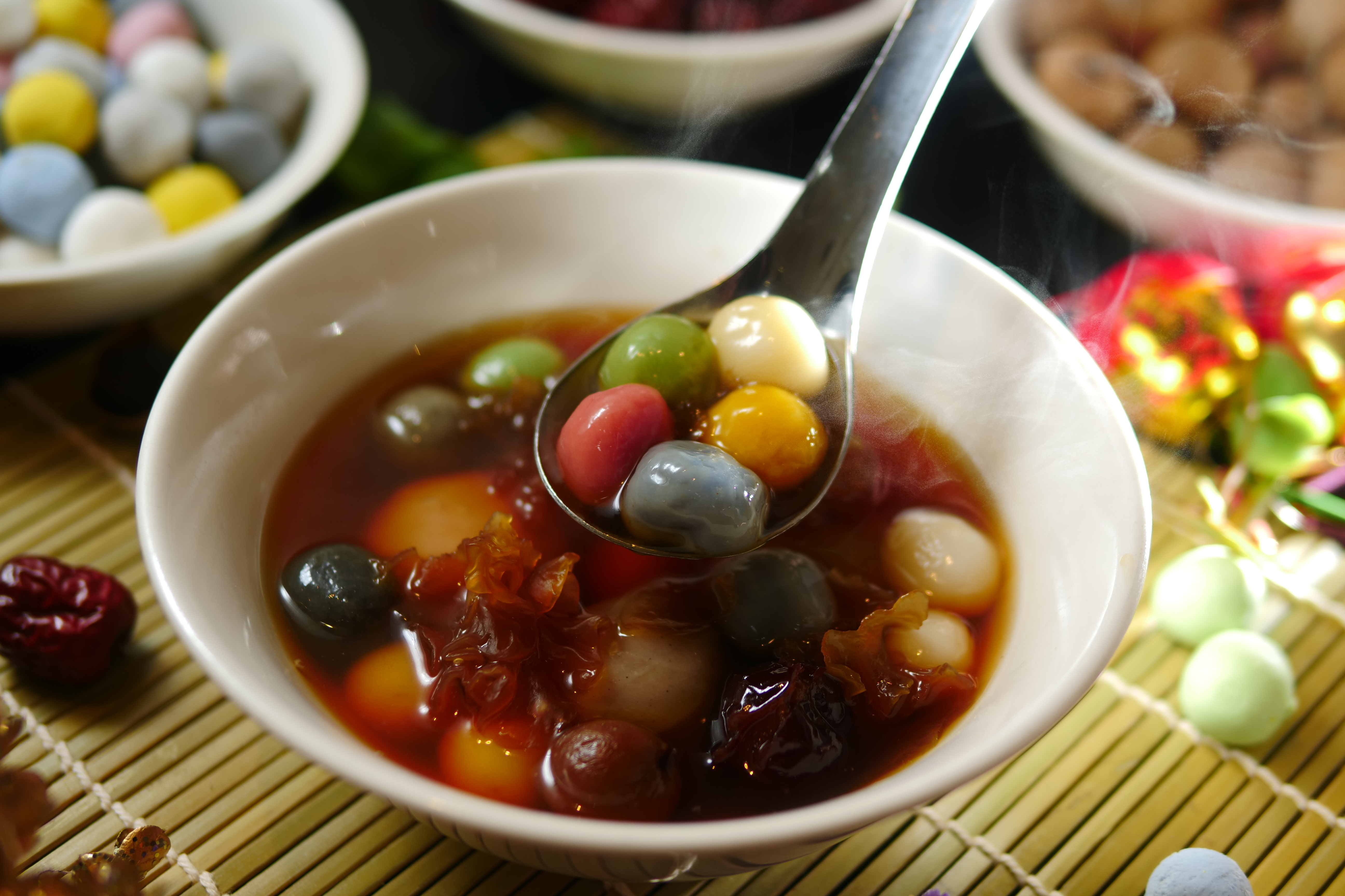 大顆爆餡、小顆原味的「彩虹甜湯圓」全在一碗裡。（65元/碗）