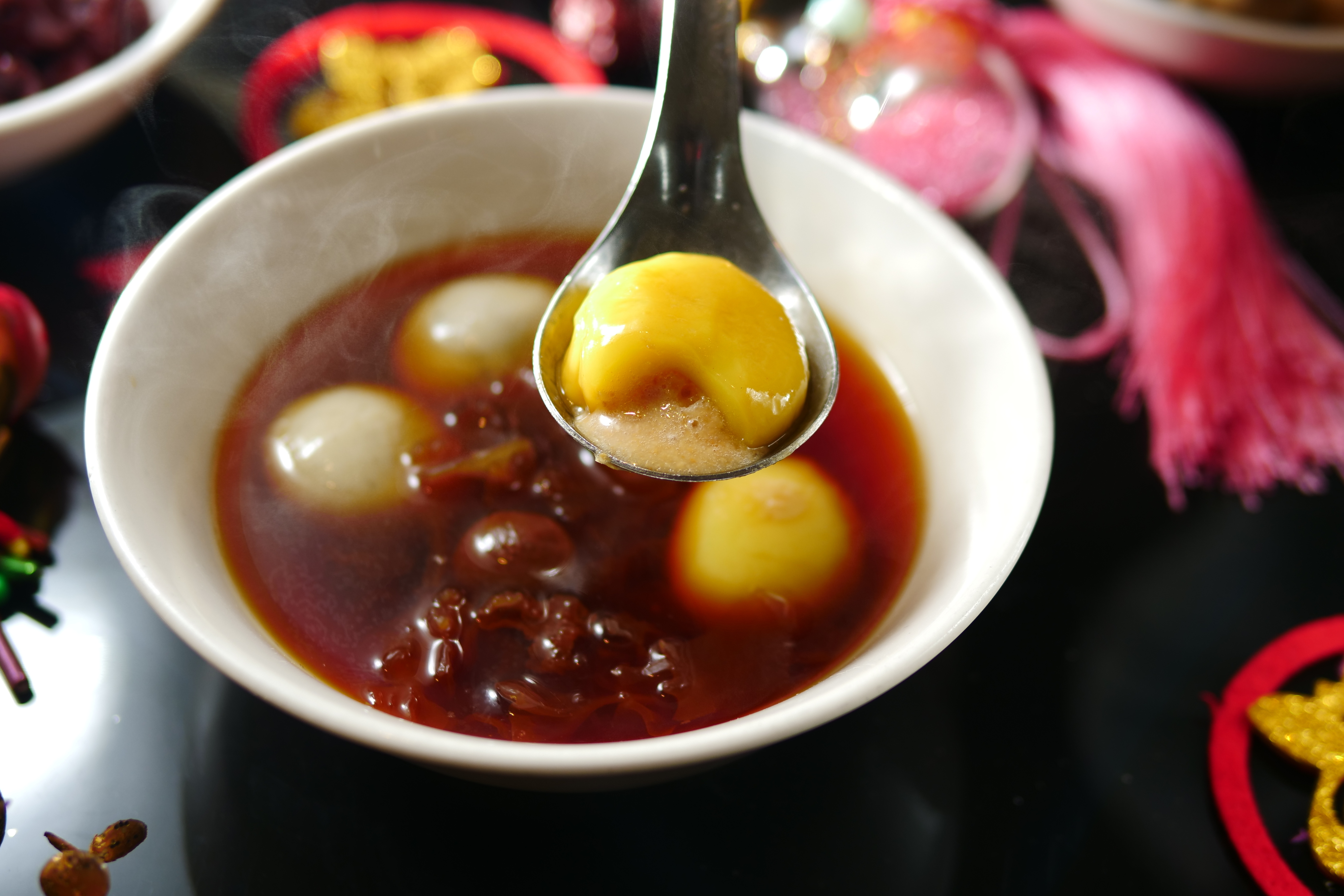 內餡加橄欖油的「芝麻花生湯圓」，素食者也可吃。（50元／碗）