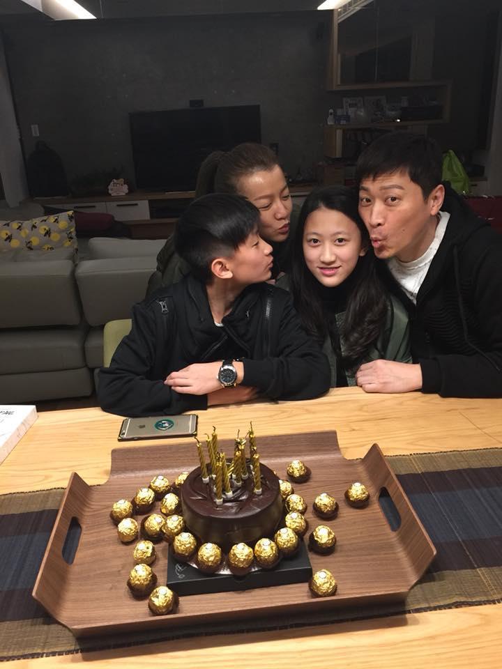 女兒前不久過生日，侯昌明遊說3天才讓女兒答應出門吃大餐。（翻攝自侯昌明臉書）