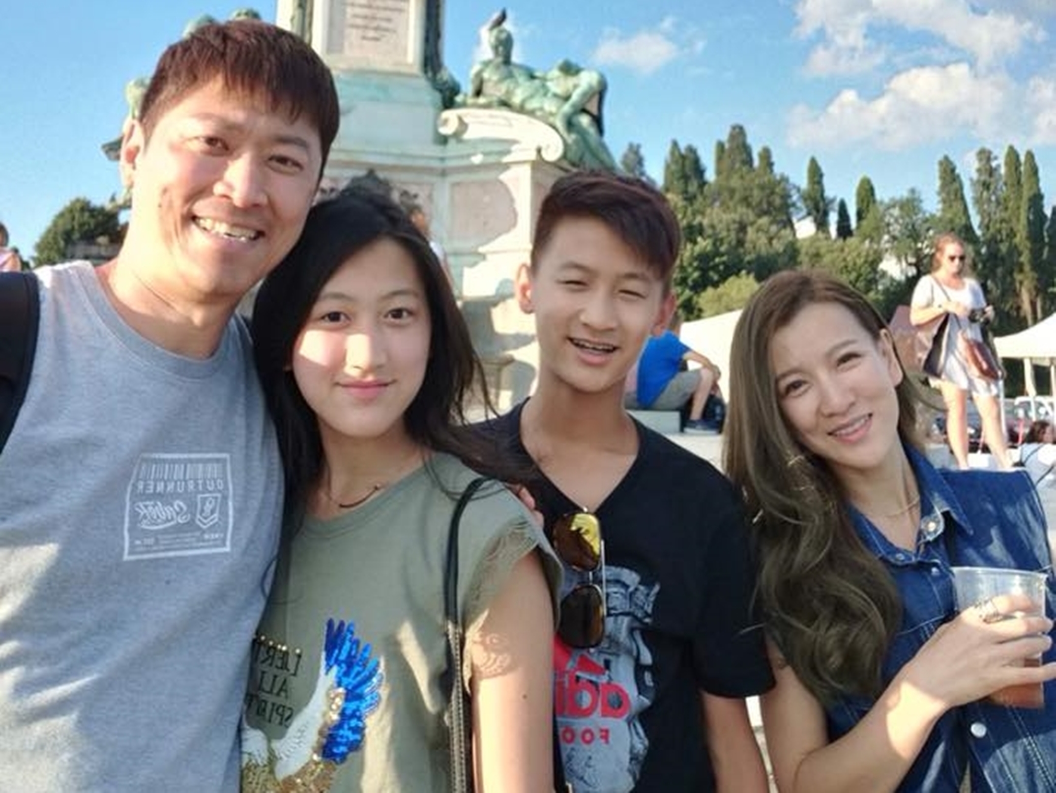 省錢的侯昌明，歷經幾次股災賠錢後，越來越捨得把錢花在全家出國旅遊上。（翻攝自侯昌明臉書）