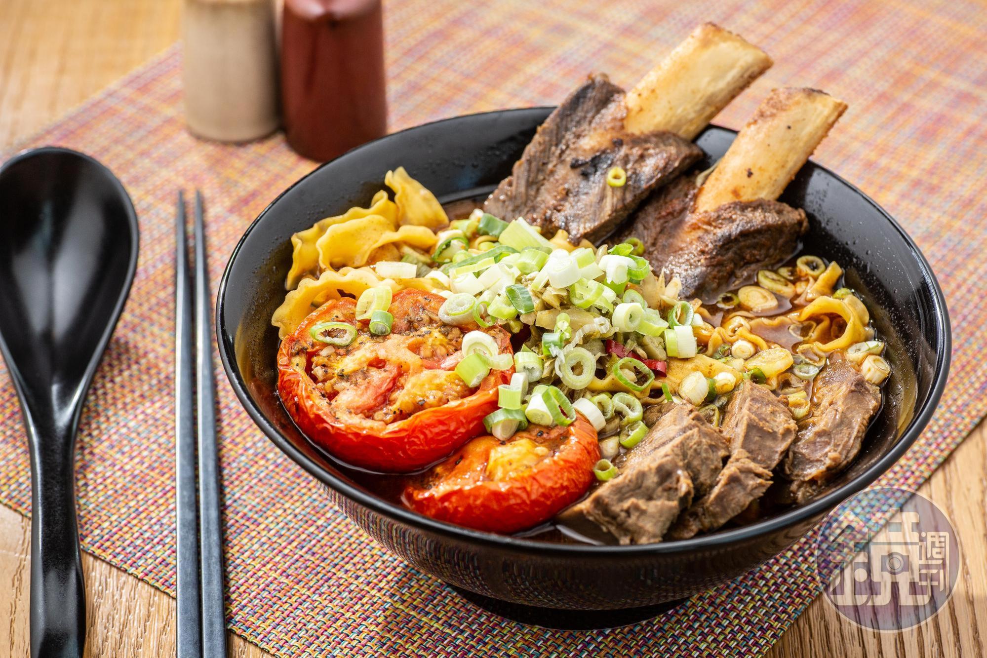 經16小時小火慢熬湯底的「霸王龍牛肉麵」，加入碳烤牛肋排及燉煮牛肉，是豪華版牛肉麵。（380元／份）