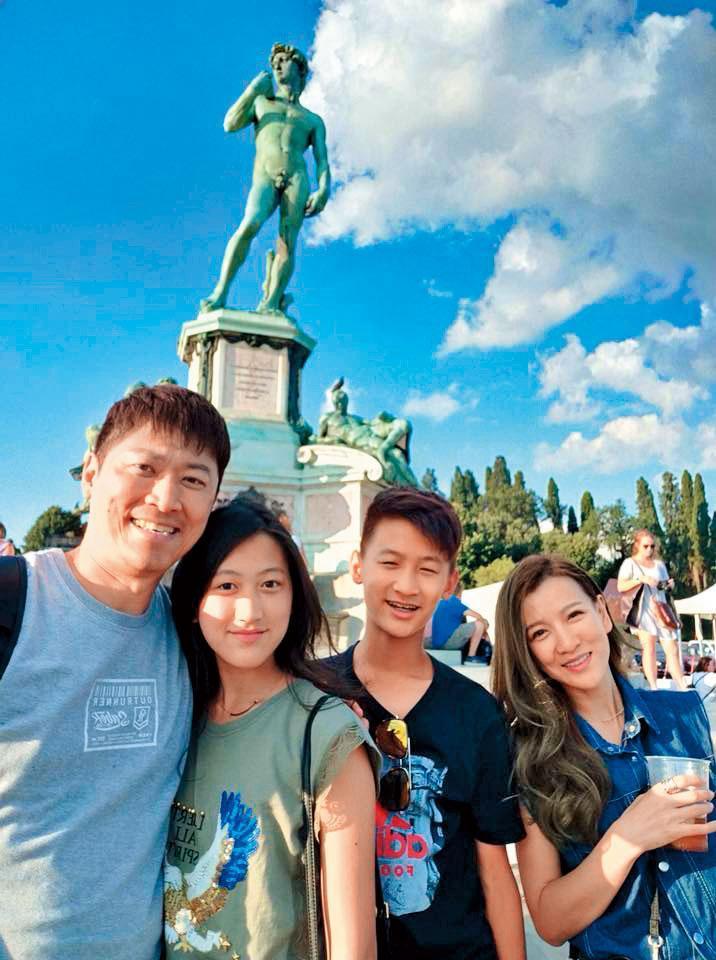省錢的侯昌明（左），幾次股災賠錢後，越來越捨得花錢帶全家出國旅遊。（翻攝臉書）