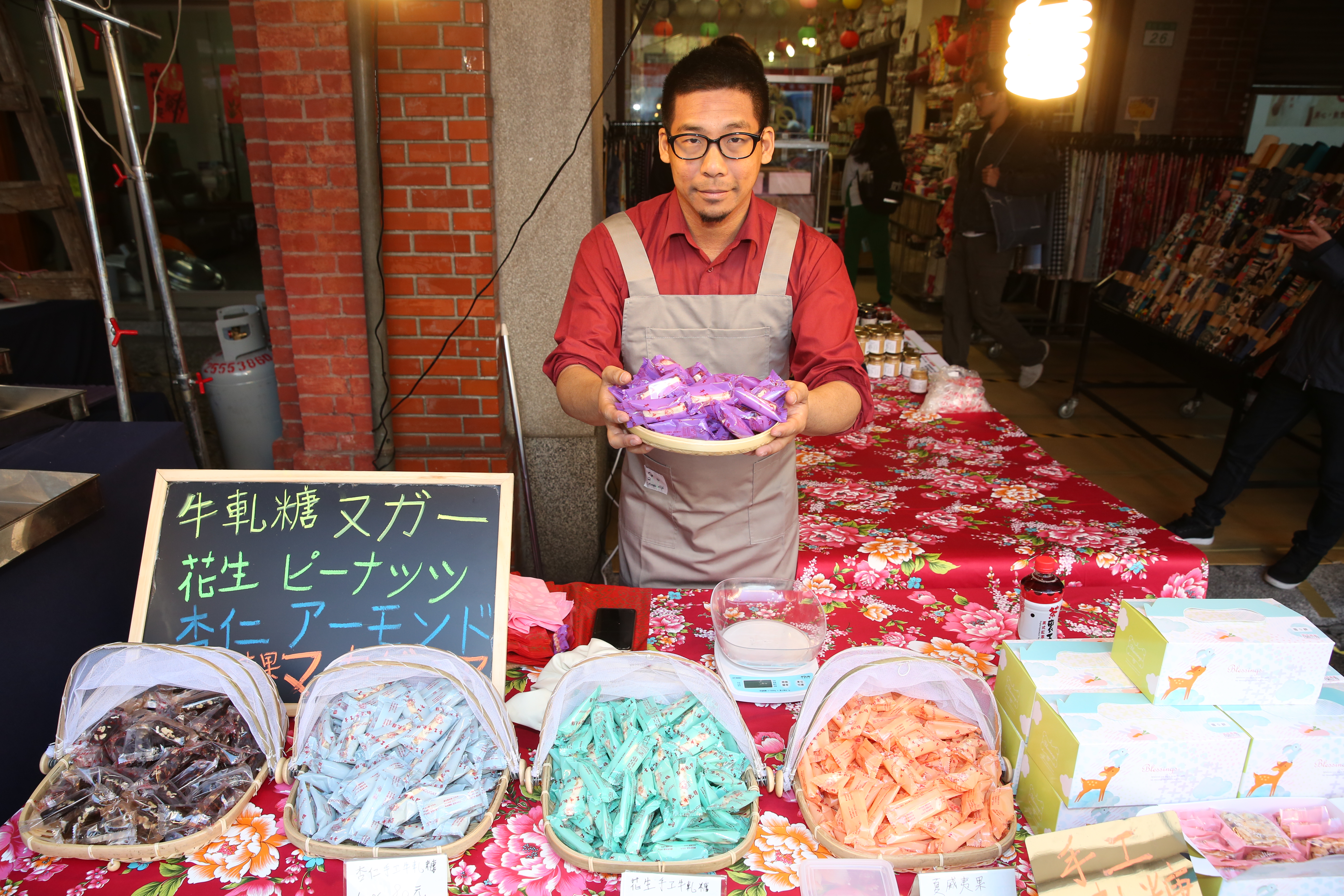 王奕凱曾經是月賺11萬元的士林夜市攤販，這次參加立委補選，他在年貨大街的競選活動也跟擺攤做創意結合。