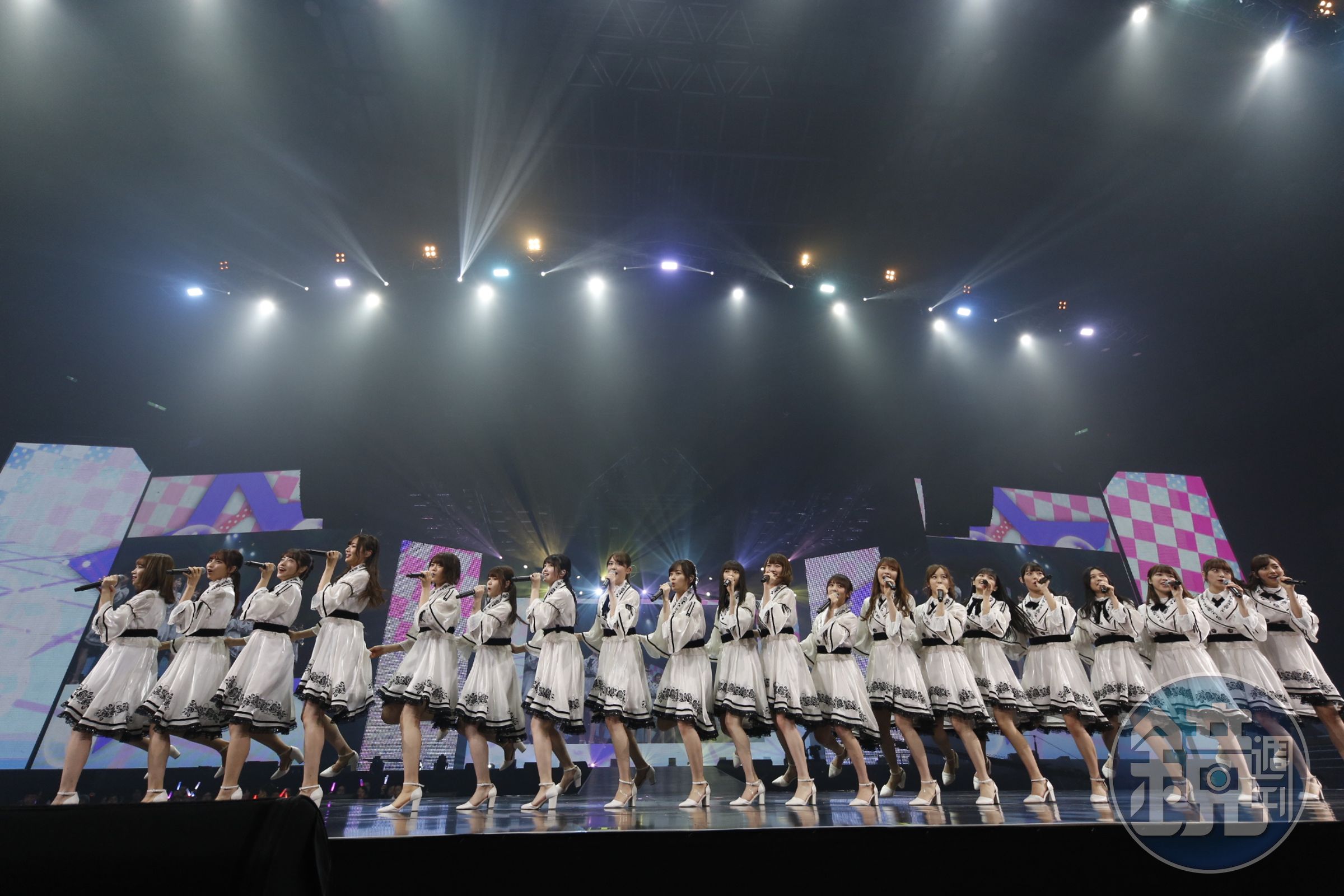 乃木坂46的20名成員一字排開，不知道該看誰好啊。（好玩國際文化提供）