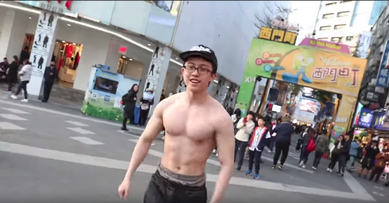 孫安佐最新影片曝光，在大街上脫掉上衣做起伏地挺身，吸引不人上前圍觀。（翻攝自孫安佐YouTube）
