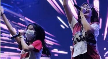 BNK48團員被拍到穿著印有納粹符號的衣服,在網路上被砲轟。(翻攝Youtube)