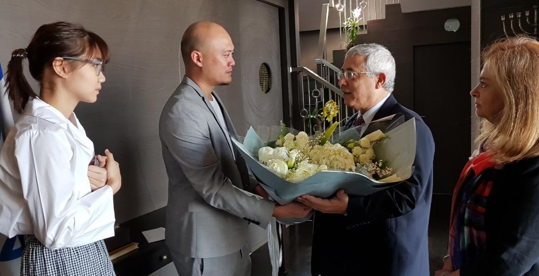 南賽伊和BNK48執行長會見以色列大使並道歉。(翻攝Smadar Shapira推特)
