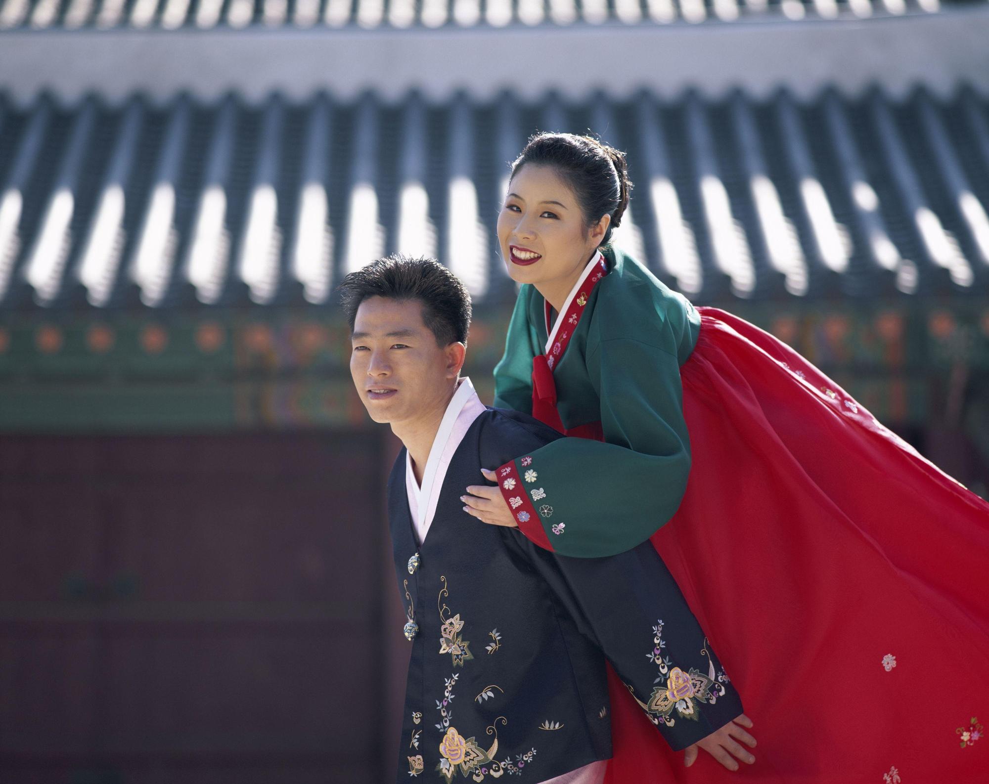 穿著傳統服飾拍照的一對韓國新人。如今越來越多韓國年輕人視婚姻為畏途。（東方IC）