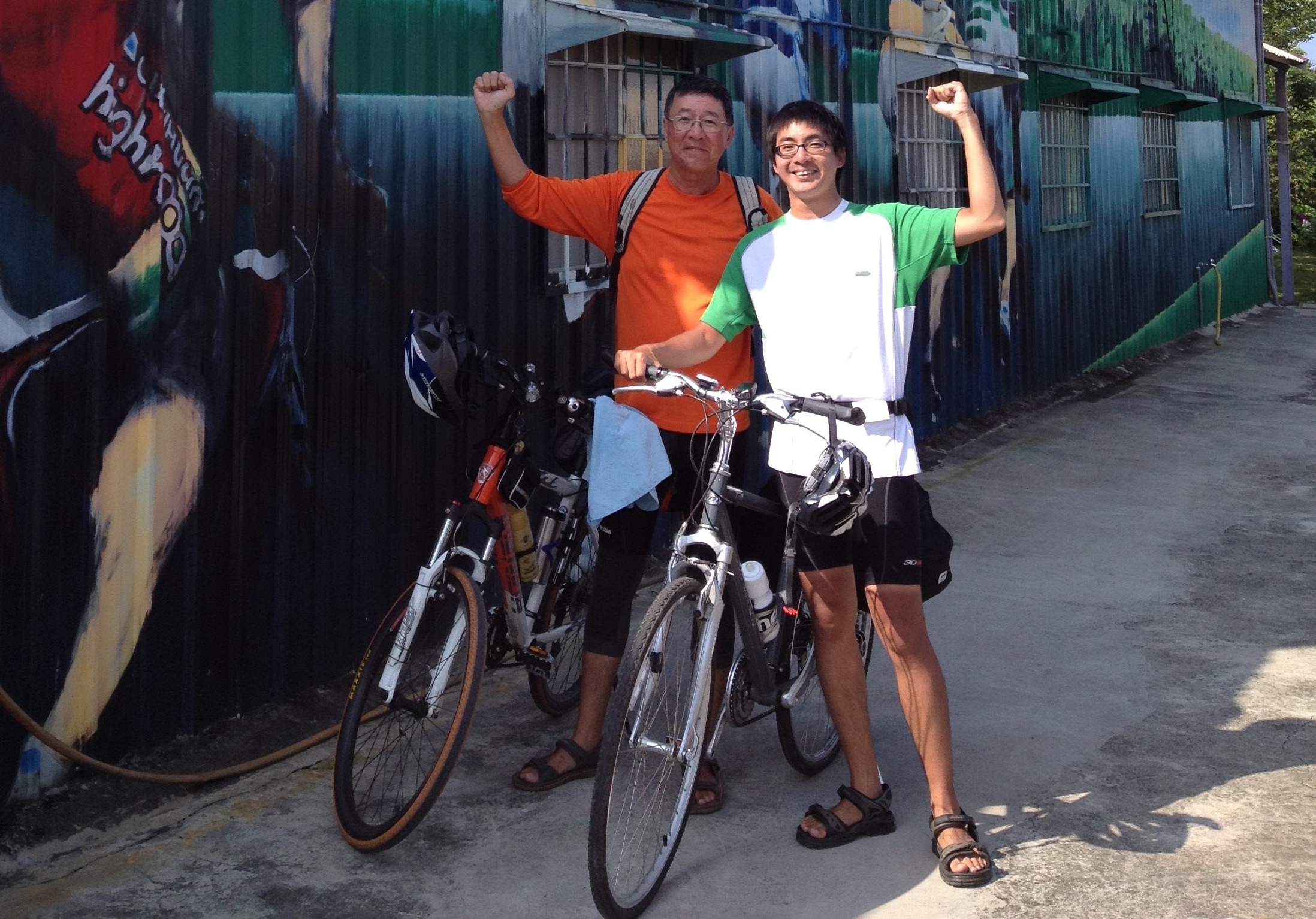 2012年10月底，劉揚銘（右）歷經4個月的練習，跟父親（左）一起騎自行車環島14天，圖為父子倆經過屏東枋寮的照片。（劉揚銘提供）