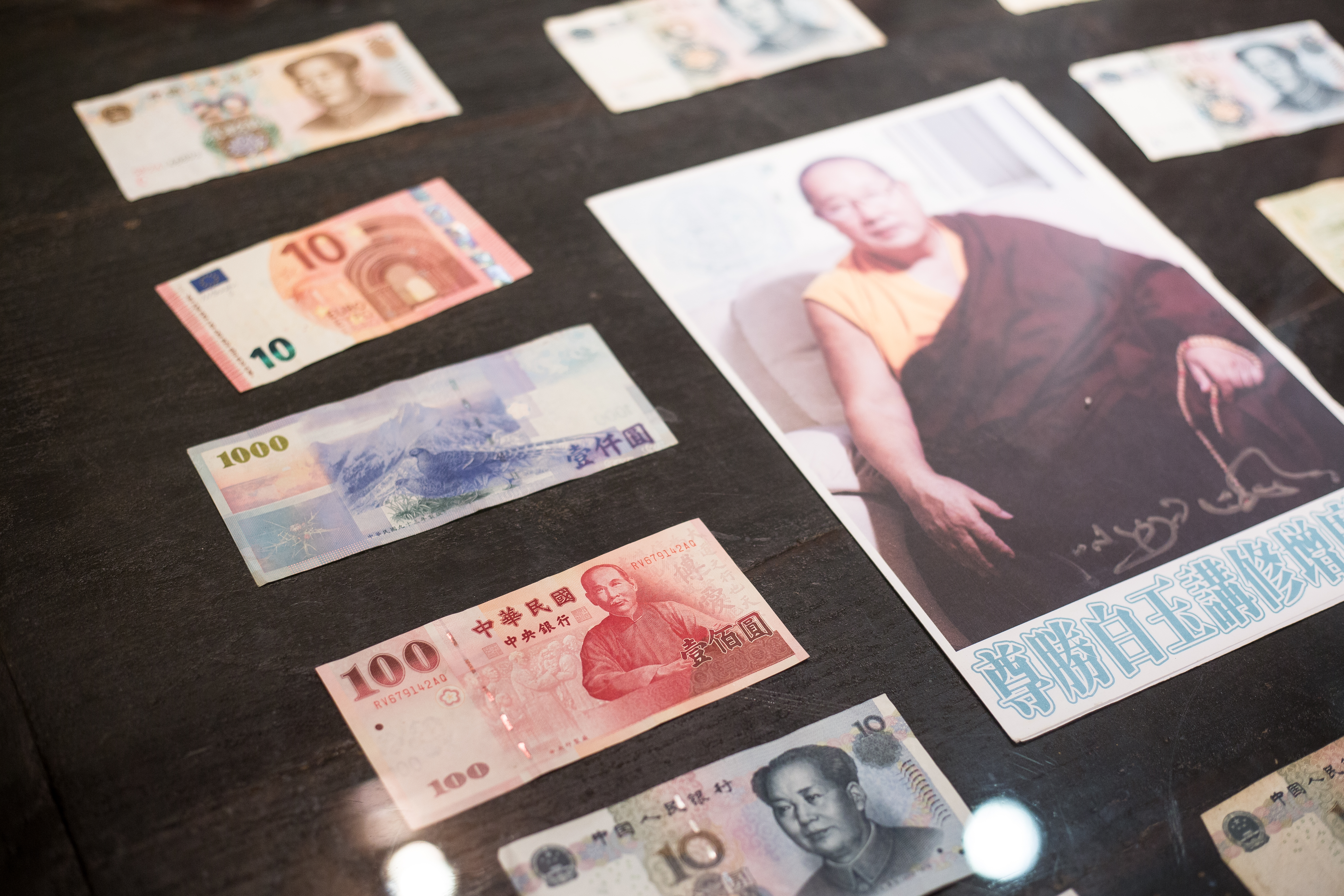 將5張不同顏色、各個國家的錢，在廟裡過火爐3圈，擺放至皮夾內，或桌面，能五行開運。