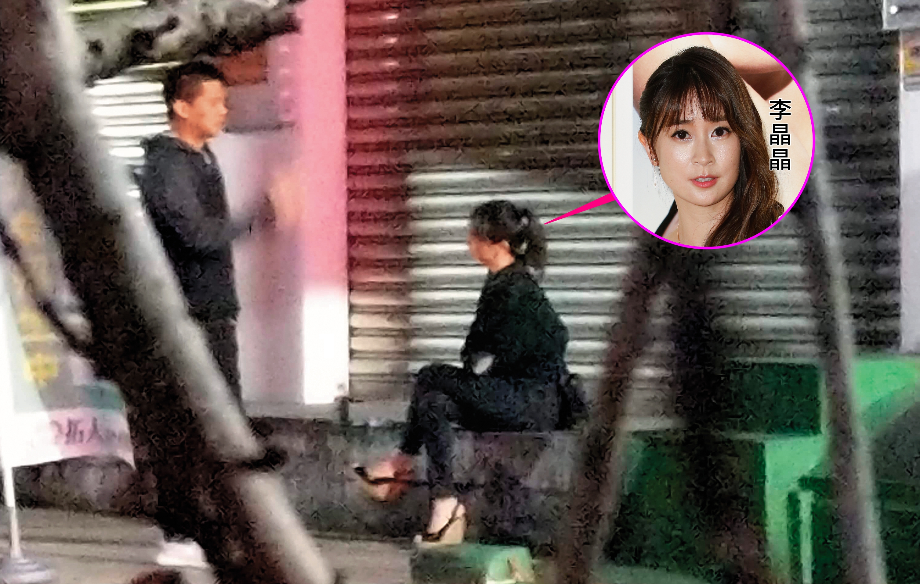 李晶晶與熟男男友在大直的路邊說話，兩人似乎有小爭執。（讀者提供）