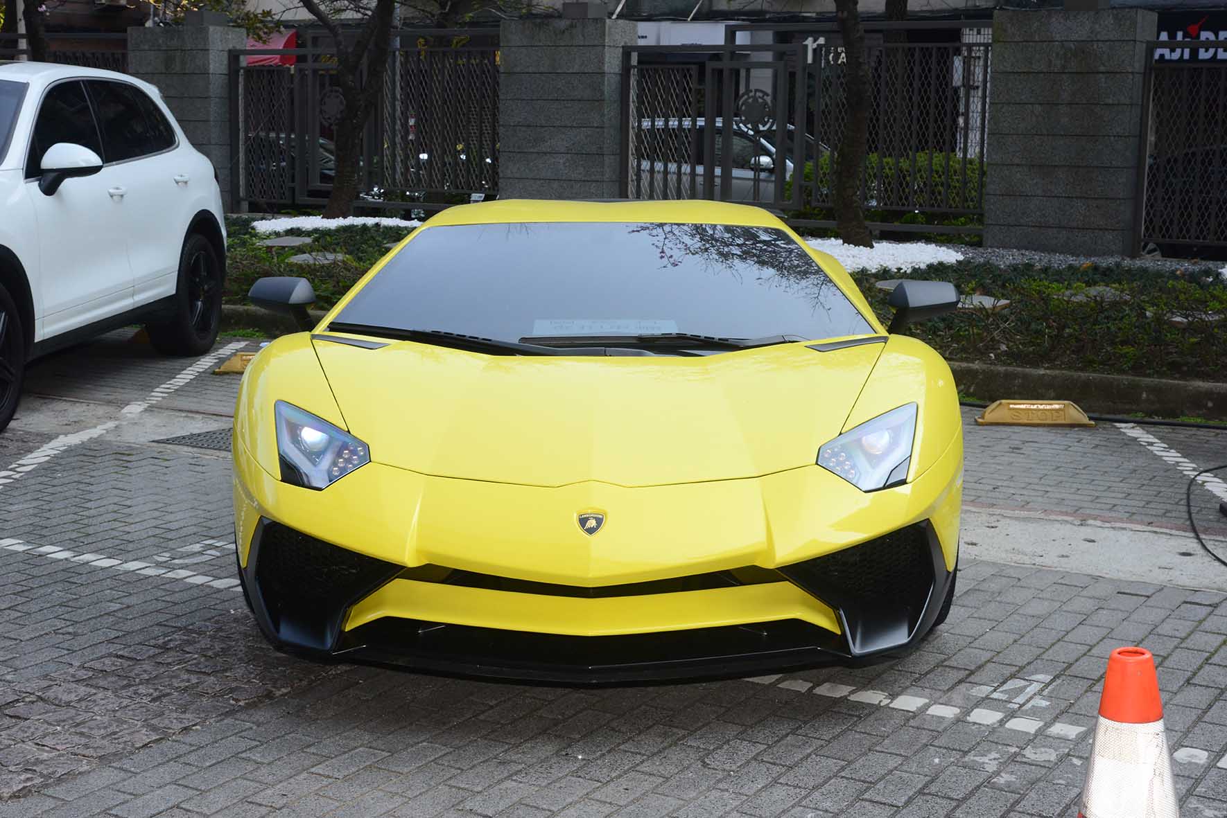 警方打擊境外詐欺，卻意外查扣稀有的限量超跑。（刑事局提供）