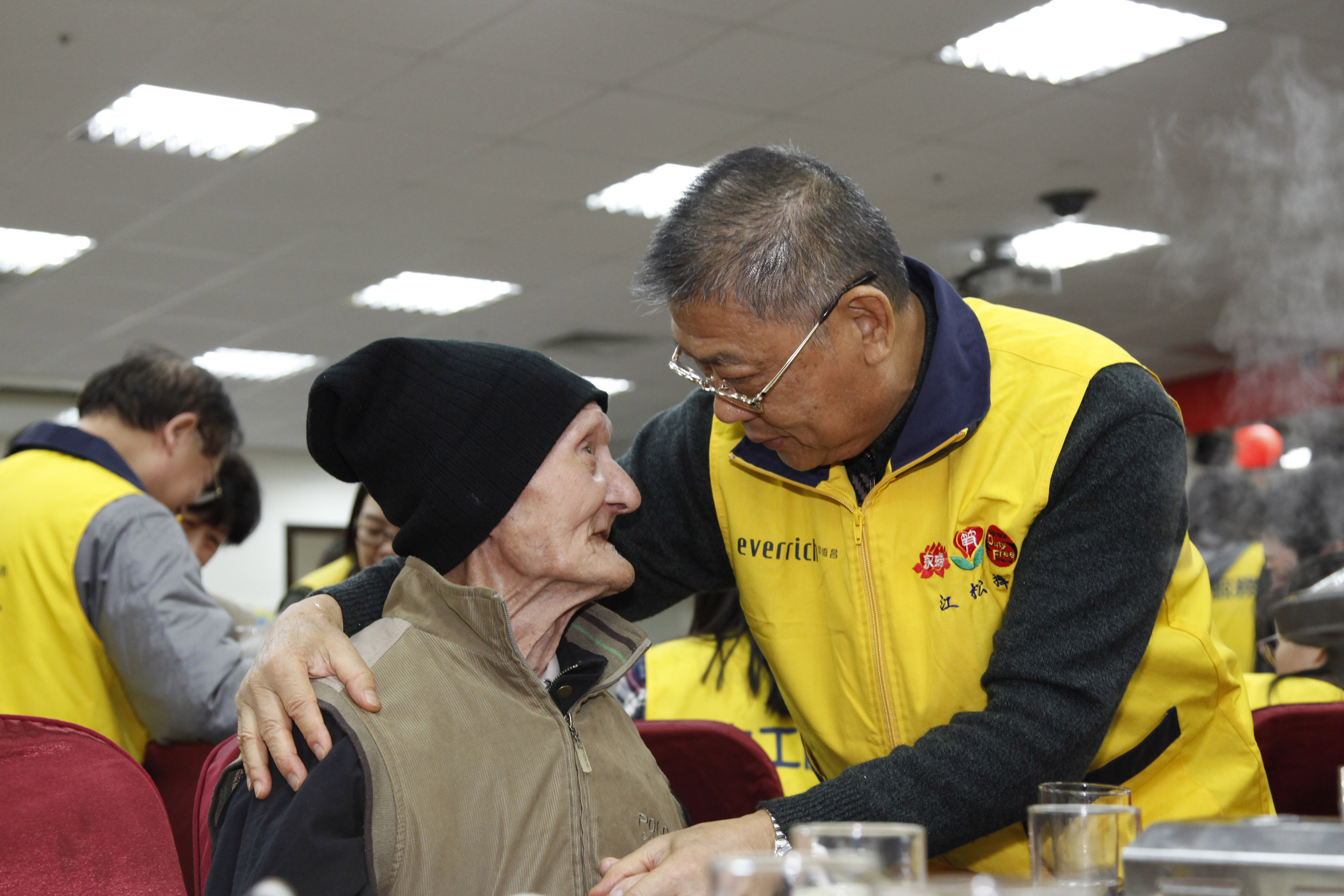 昇恆昌董事長江松樺農曆年前陪老人、小孩圍爐提前過年。（昇恆昌提供）