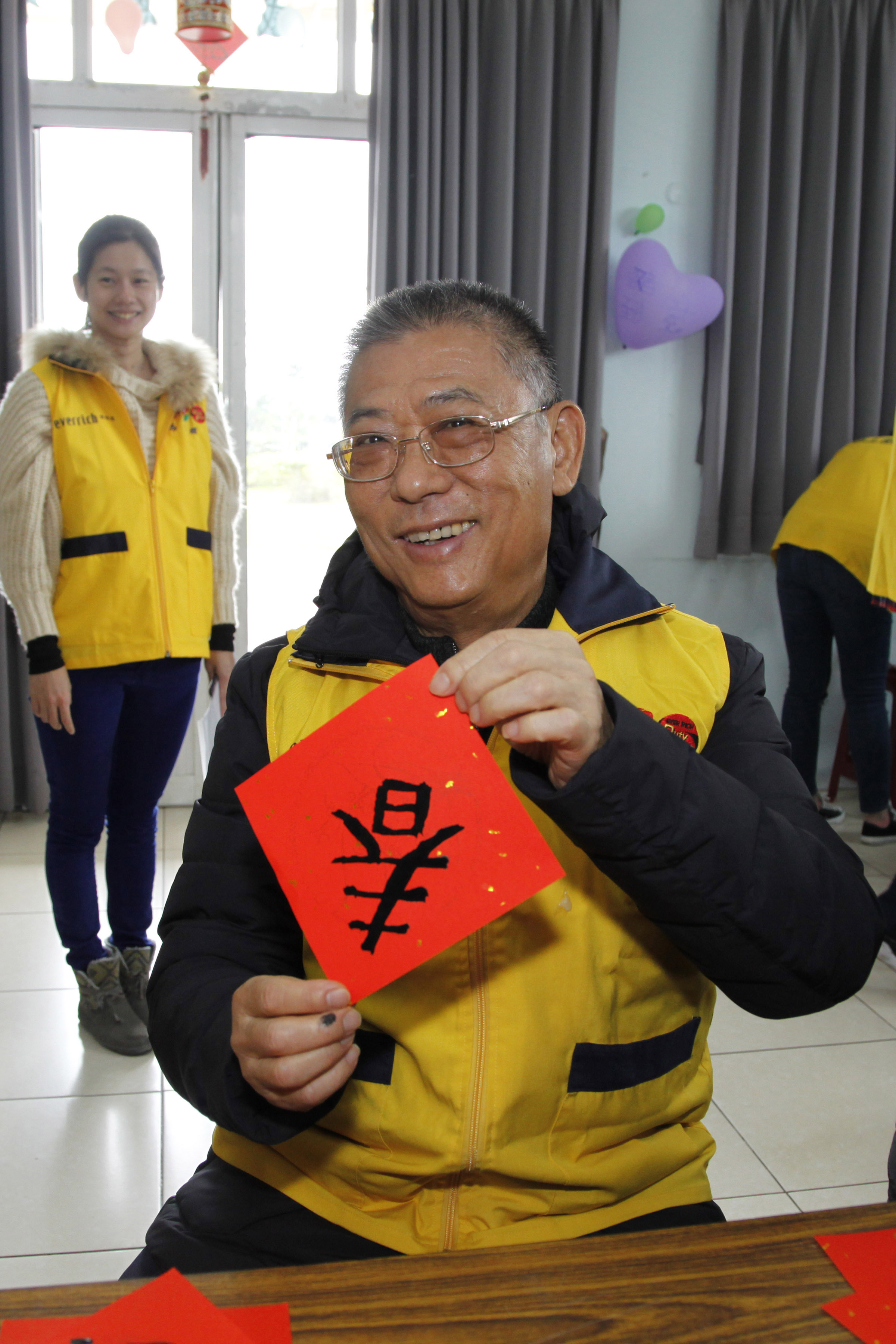 江松樺與小朋友揮毫，寫下春字賀新年。（昇恆昌提供）