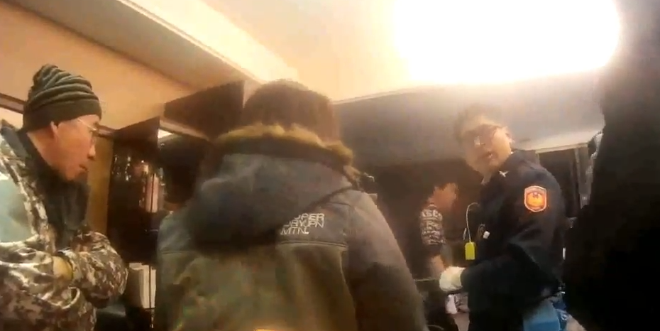 警方前往黃女的住處搜查，意外發現大量毒品。（警方提供）